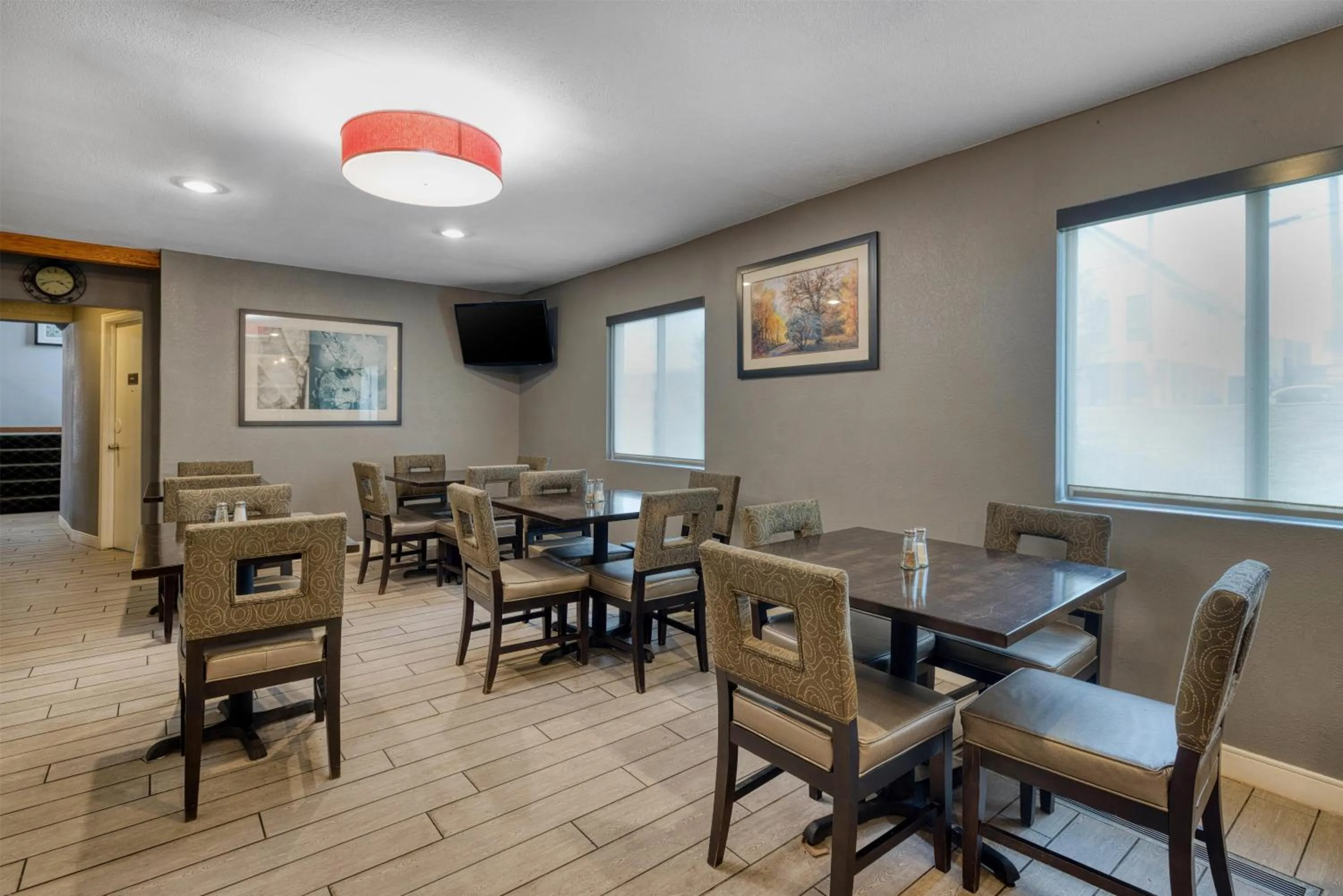 Breakfast in SureStay by Best Western Kansas City Country Inn North