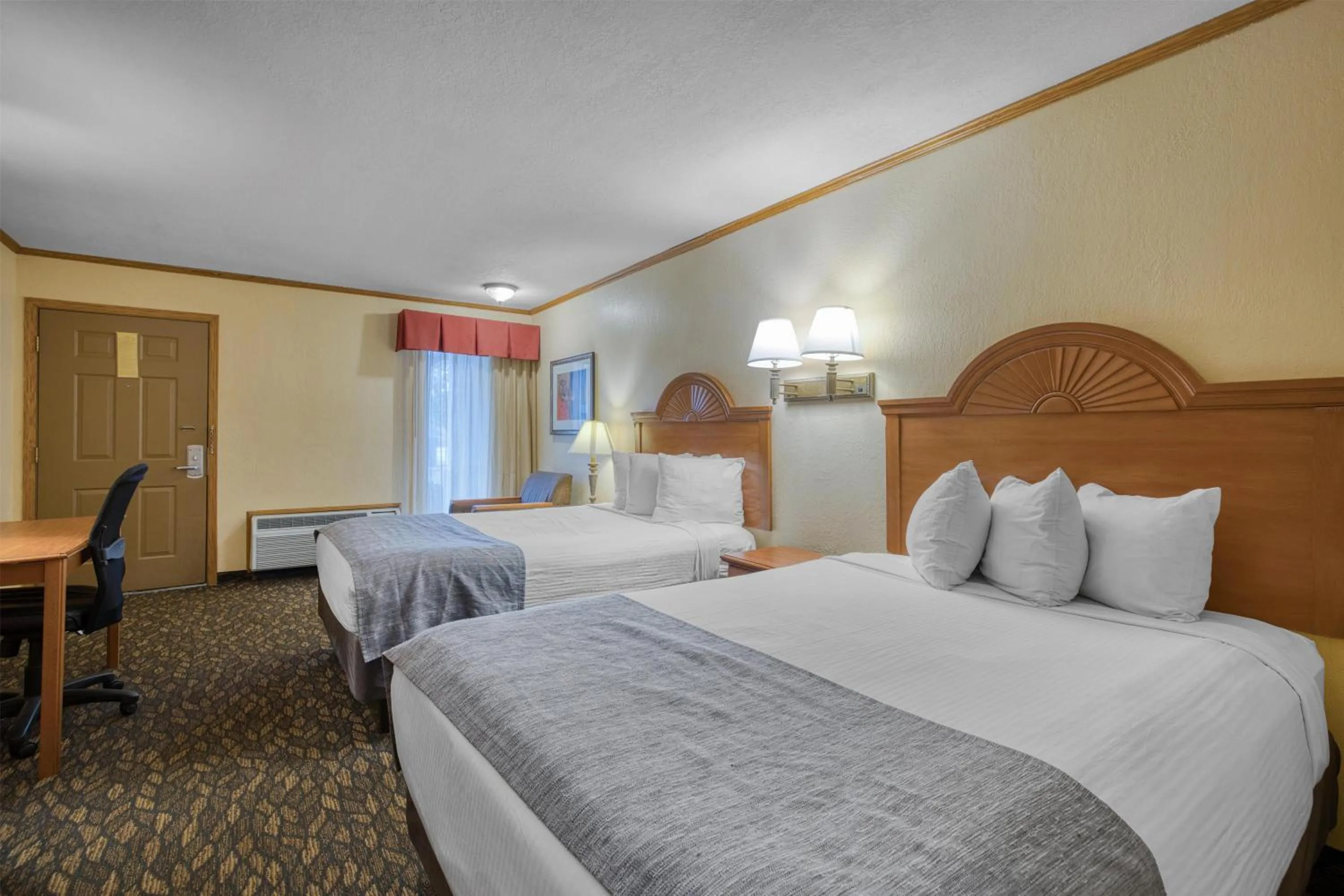 Bedroom, Bed in SureStay by Best Western Kansas City Country Inn North