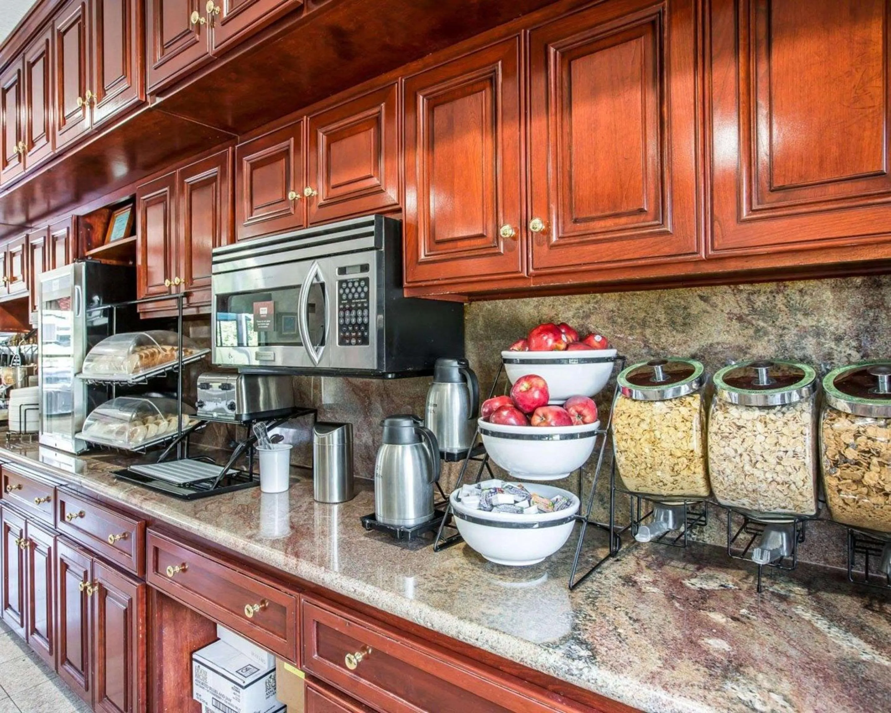 Restaurant/places to eat, Kitchen/Kitchenette in The Oakhurst Inn at Yosemite