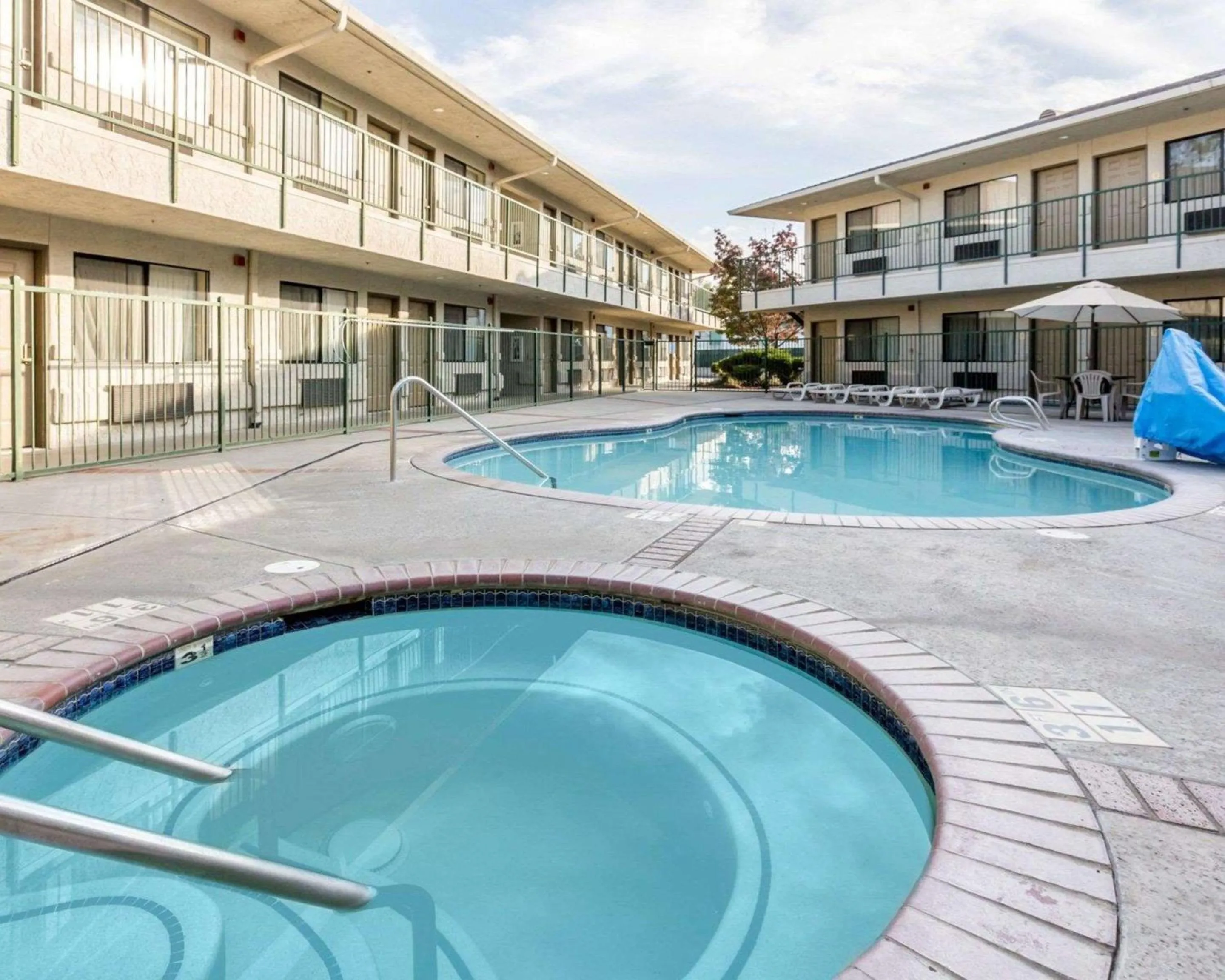 On site, Swimming Pool in The Oakhurst Inn at Yosemite