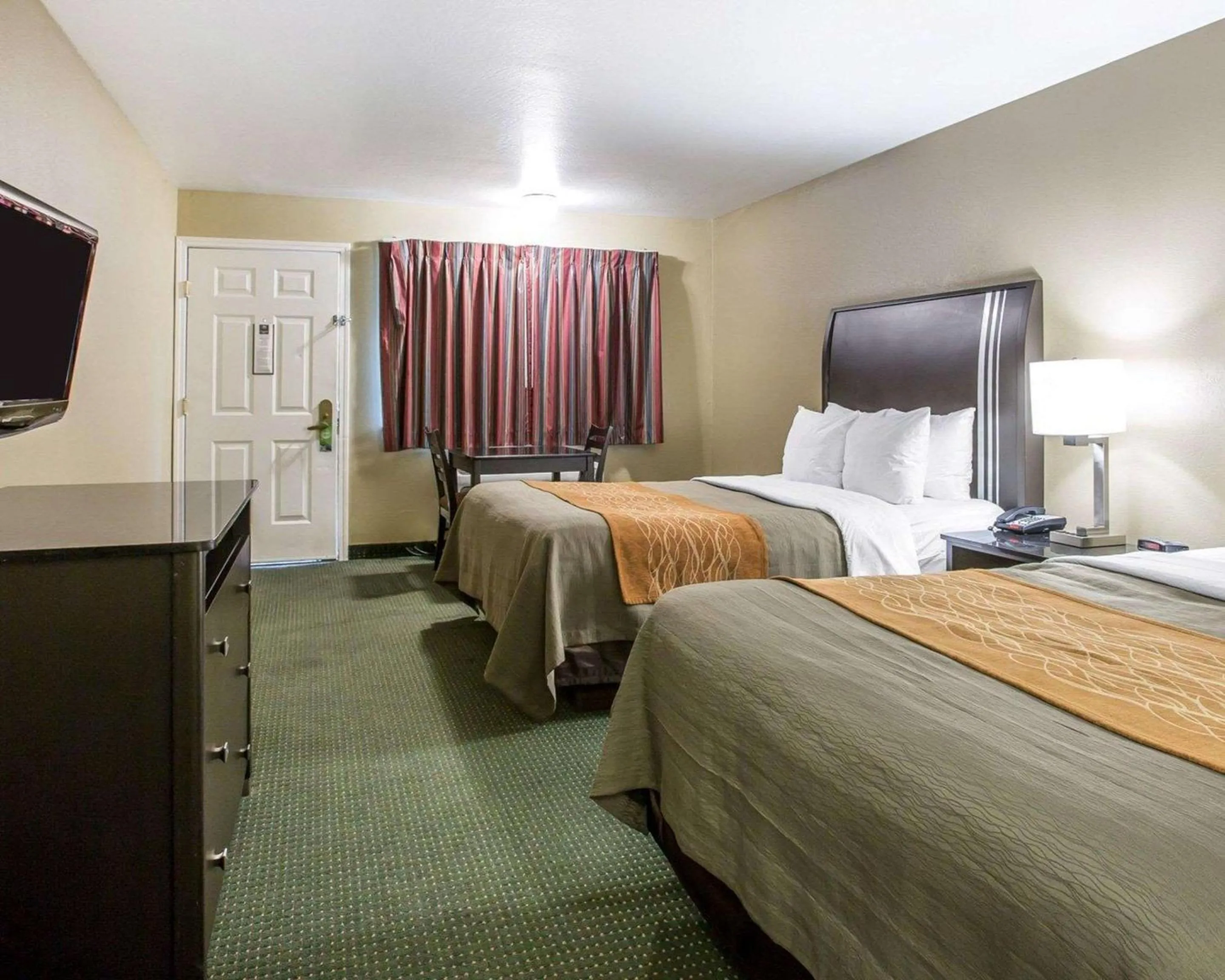 Photo of the whole room in The Oakhurst Inn at Yosemite