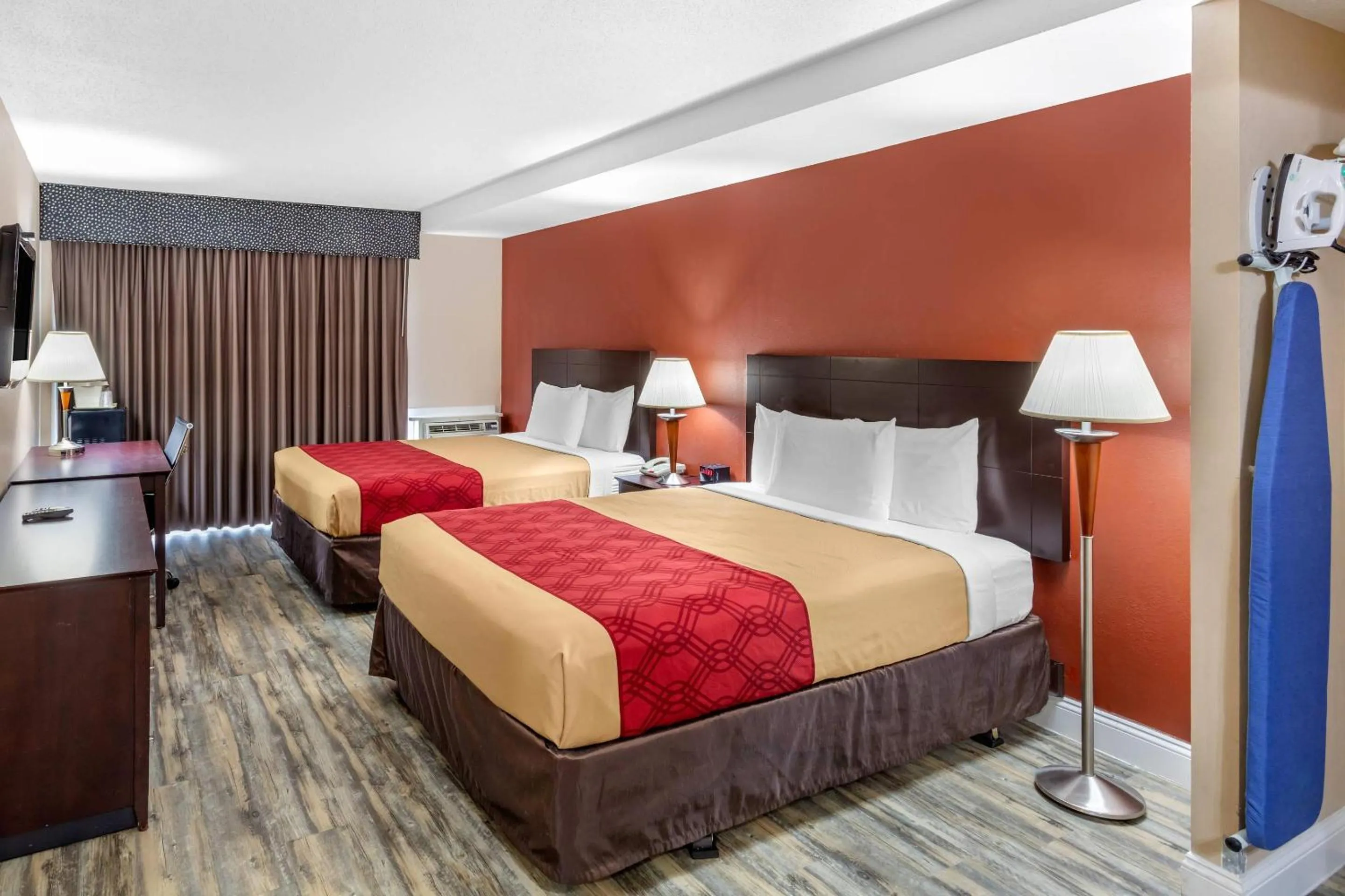 Bedroom in Econo Lodge Inn & Suites Old Saybrook - Westbrook