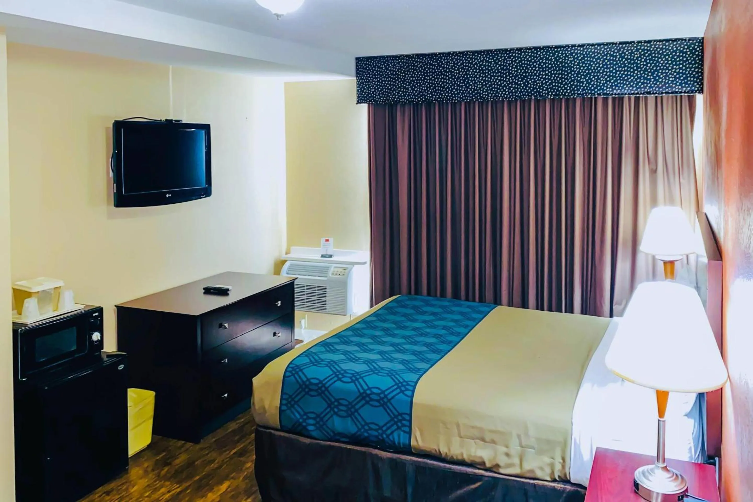 Bedroom in Econo Lodge Inn & Suites Old Saybrook - Westbrook