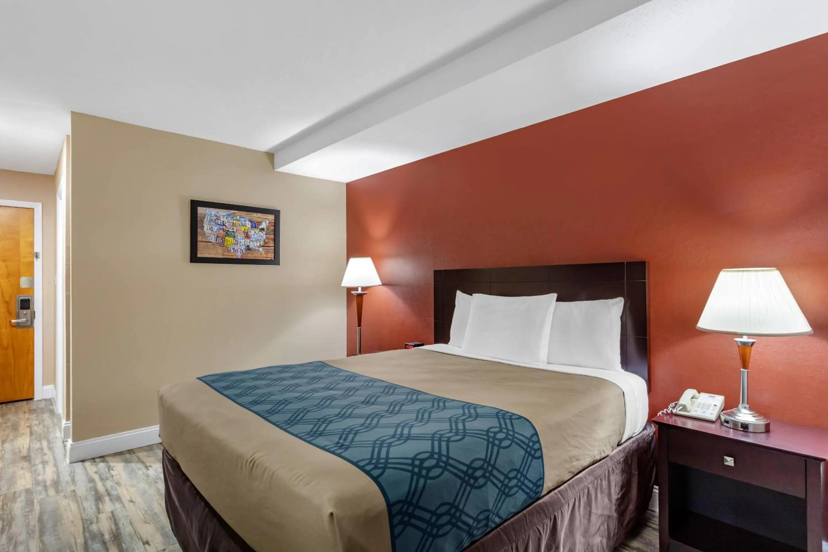 Bedroom in Econo Lodge Inn & Suites Old Saybrook - Westbrook