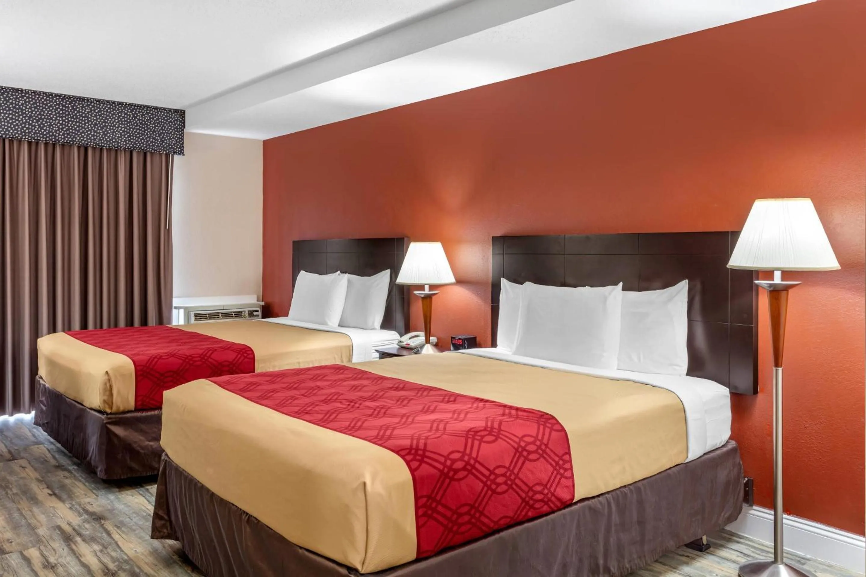 Bedroom in Econo Lodge Inn & Suites Old Saybrook - Westbrook