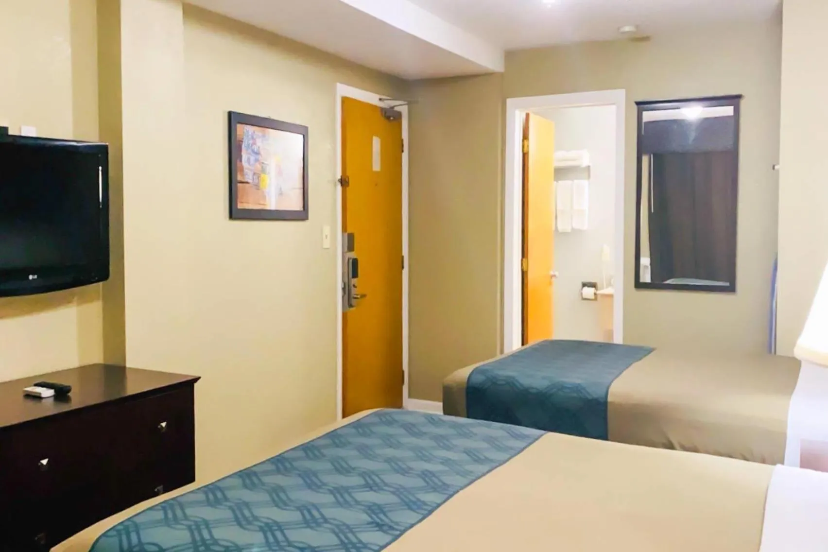 Bedroom in Econo Lodge Inn & Suites Old Saybrook - Westbrook