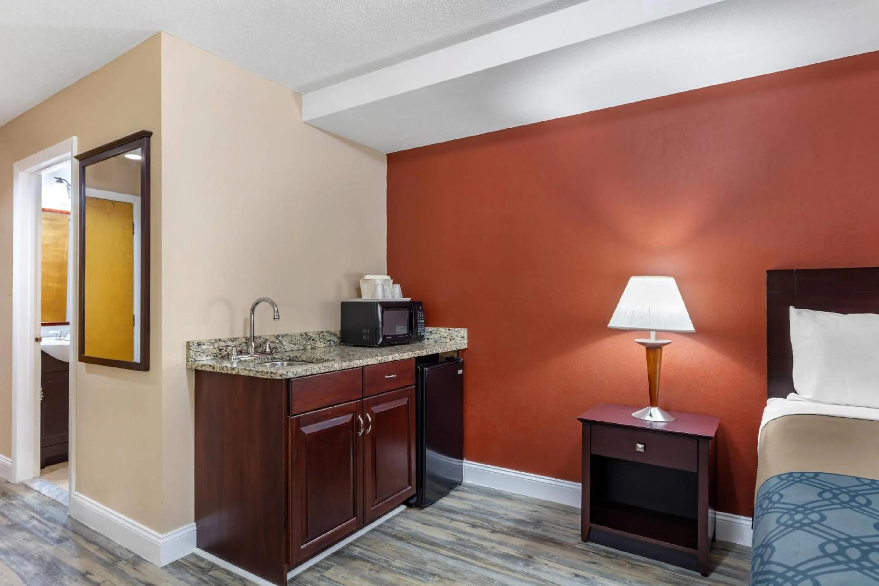 Bedroom in Econo Lodge Inn & Suites Old Saybrook - Westbrook