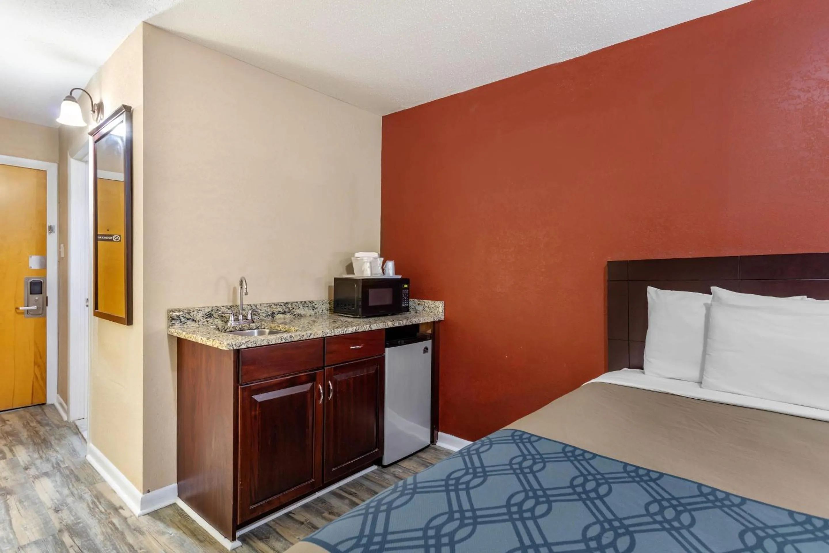 Bedroom in Econo Lodge Inn & Suites Old Saybrook - Westbrook