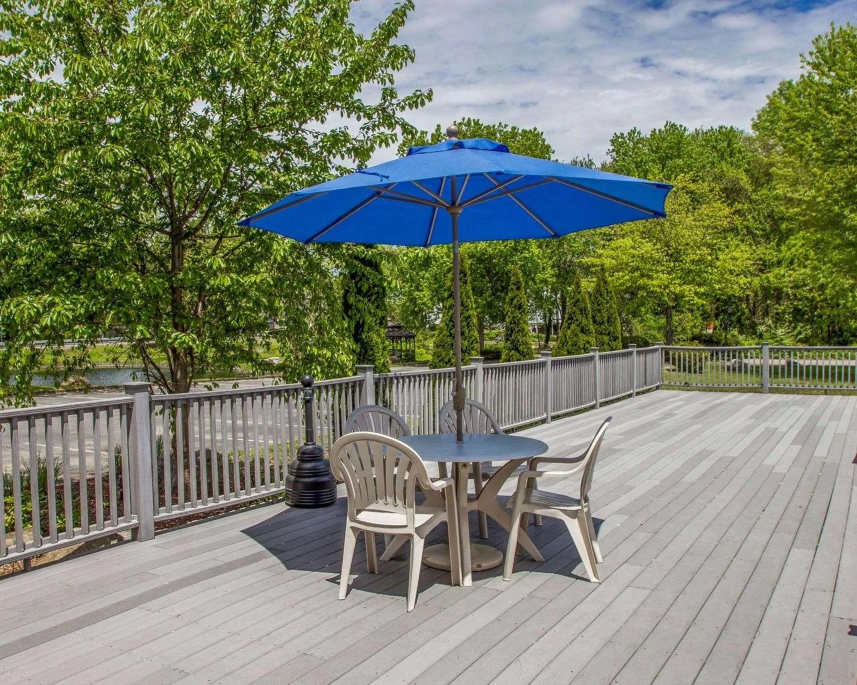 Swimming pool in Econo Lodge Inn & Suites Old Saybrook - Westbrook