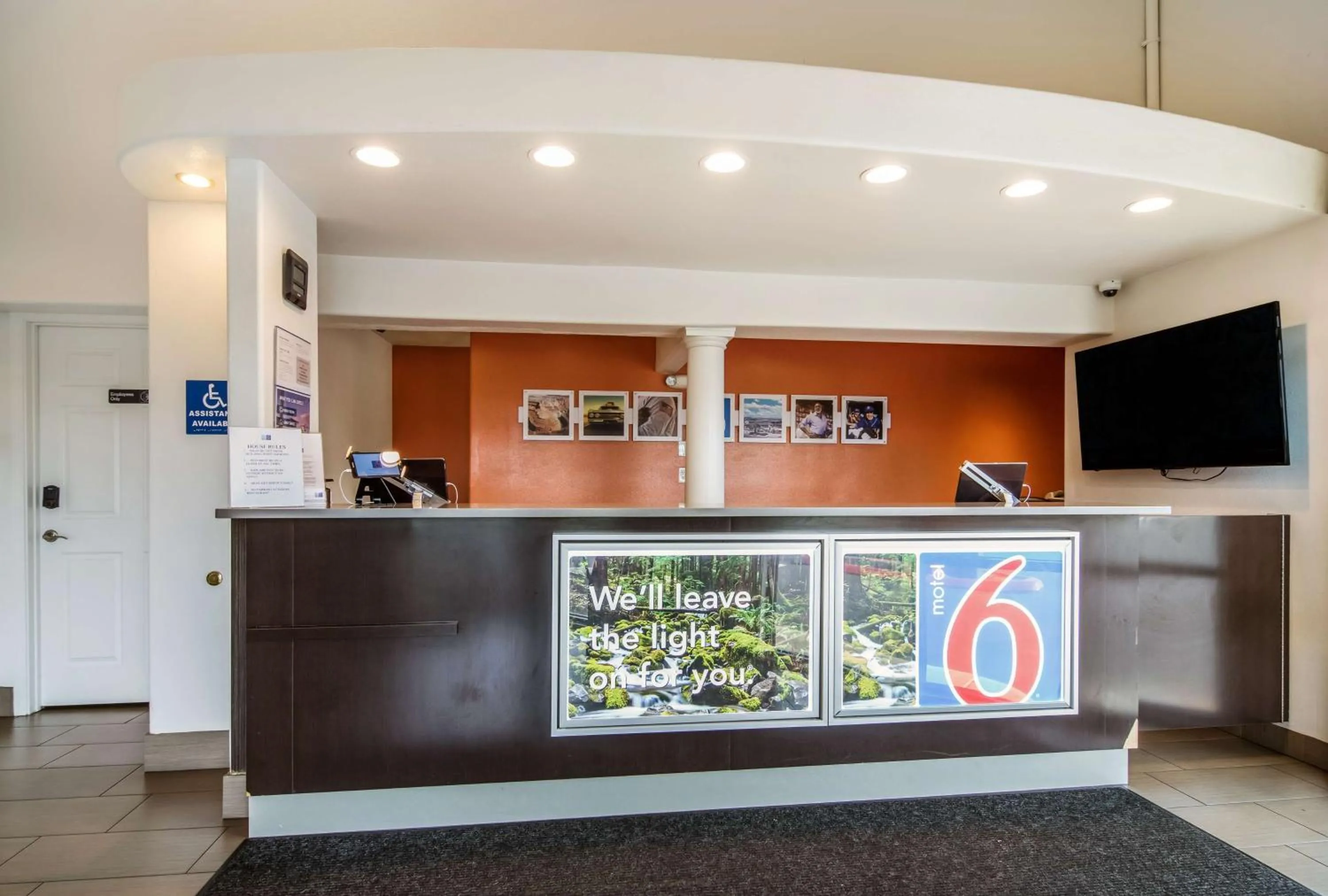 TV and multimedia in Motel 6-Vancouver, WA