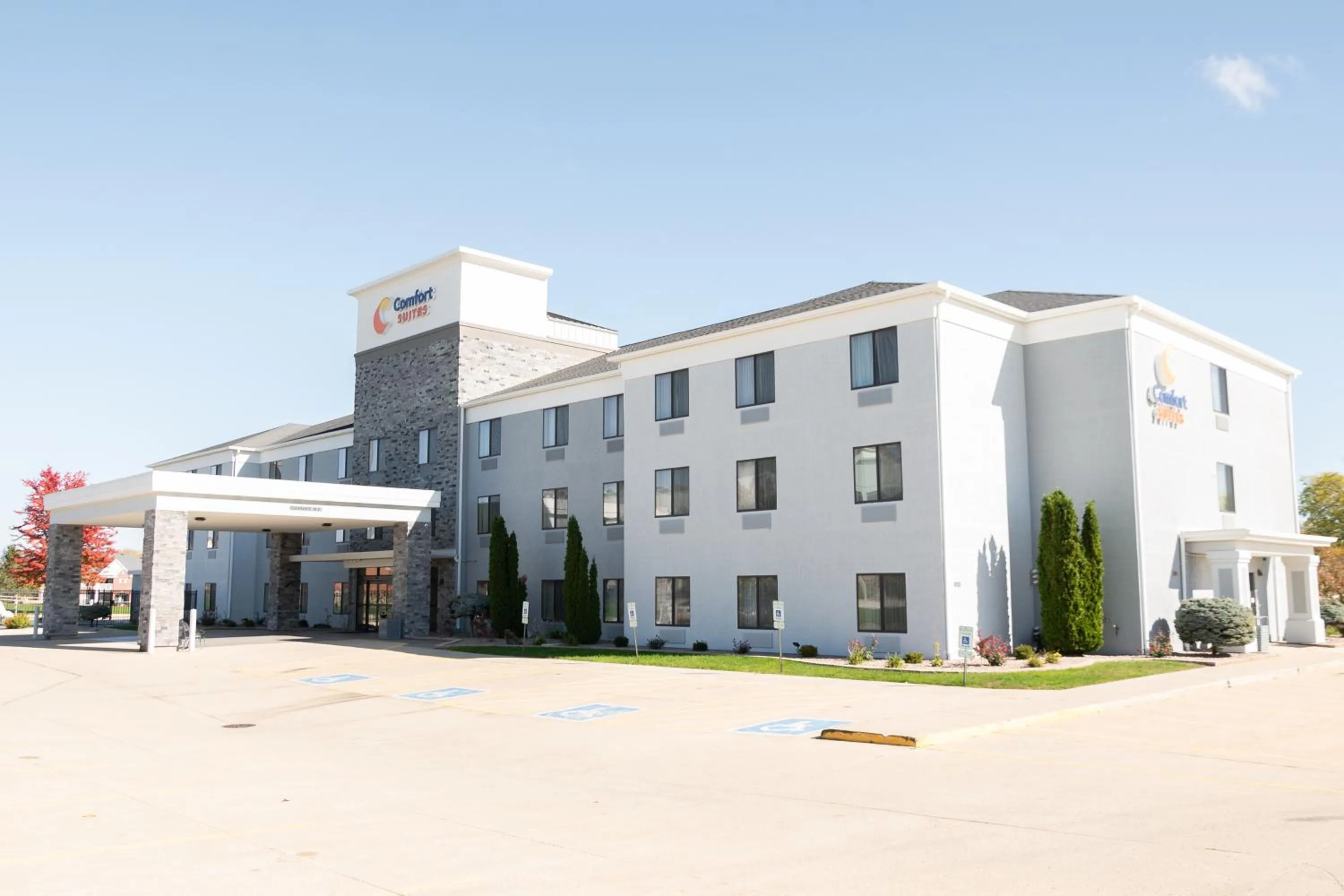 Property building in Comfort Suites Bloomington I-55 and I-74