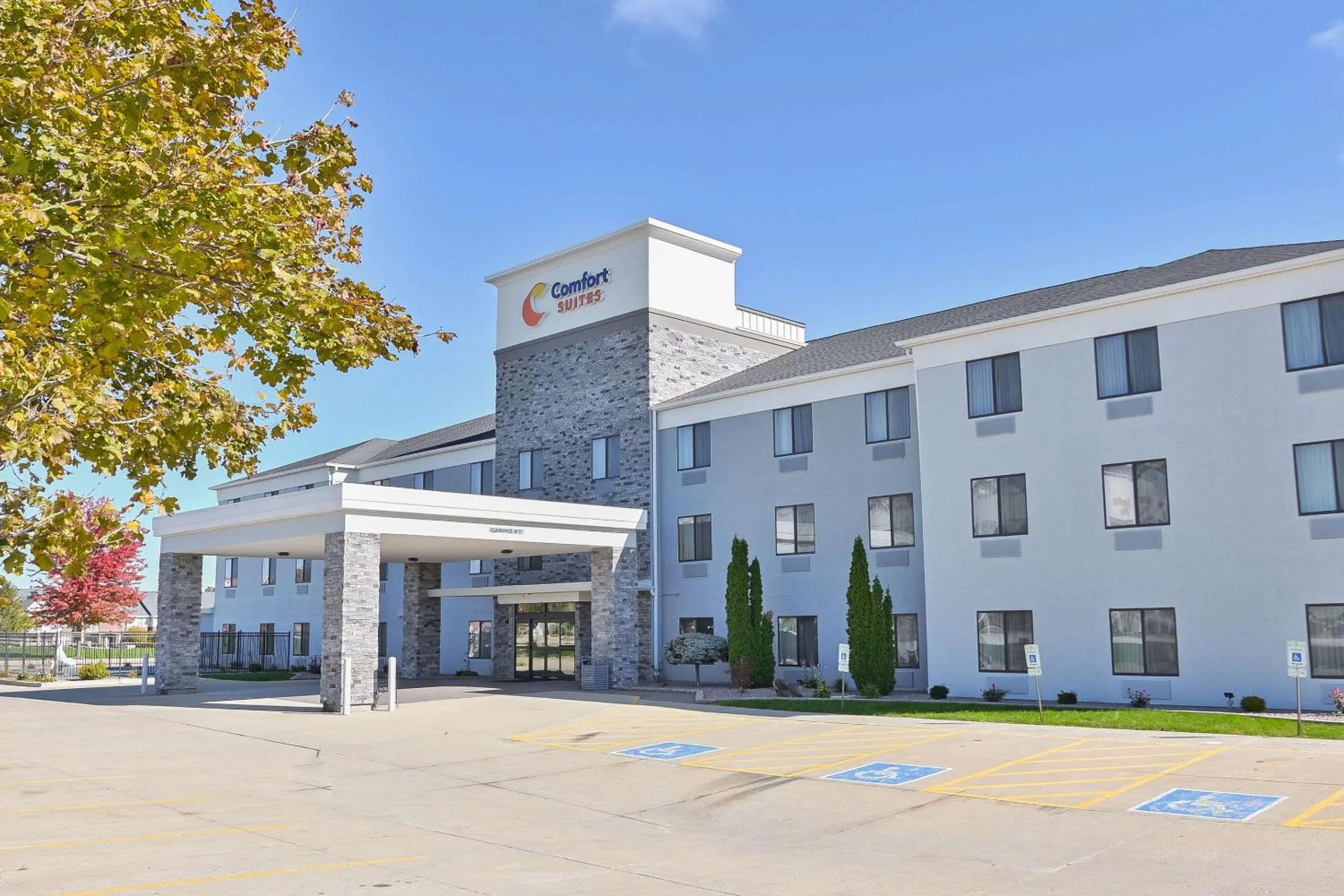 Property building in Comfort Suites Bloomington I-55 and I-74