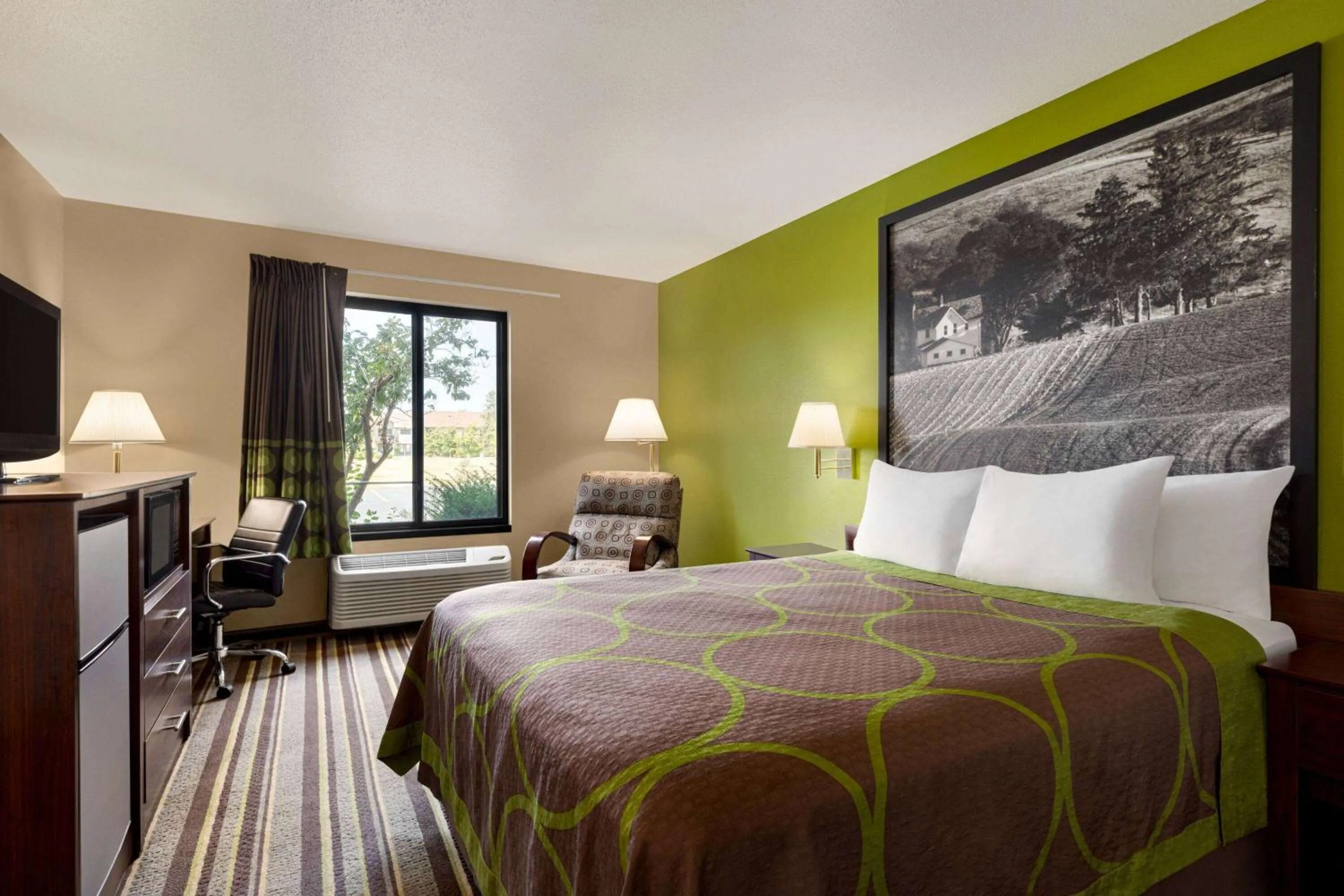 Photo of the whole room, Bed in Super 8 by Wyndham Germantown/Milwaukee