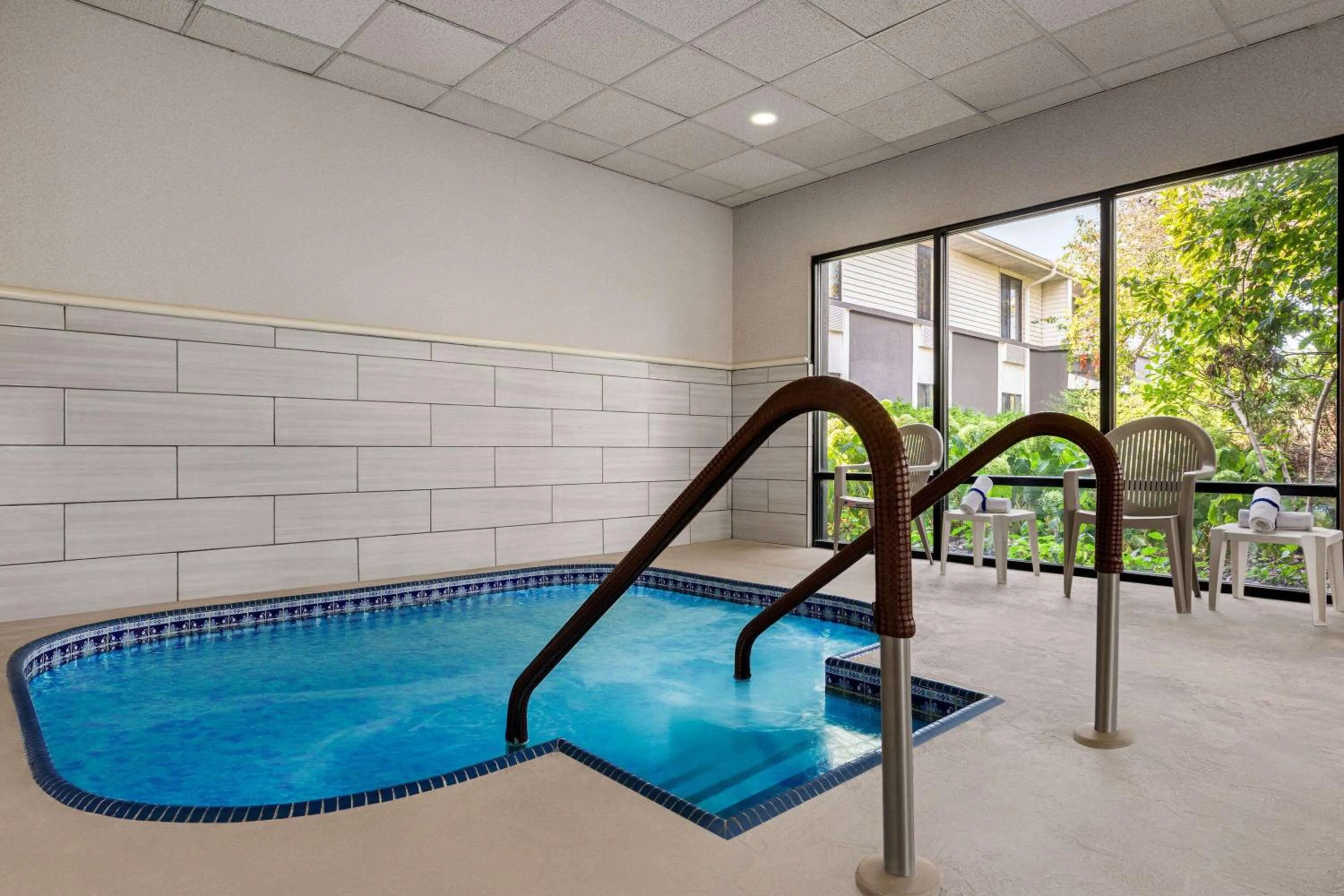 Hot Tub in Super 8 by Wyndham Germantown/Milwaukee