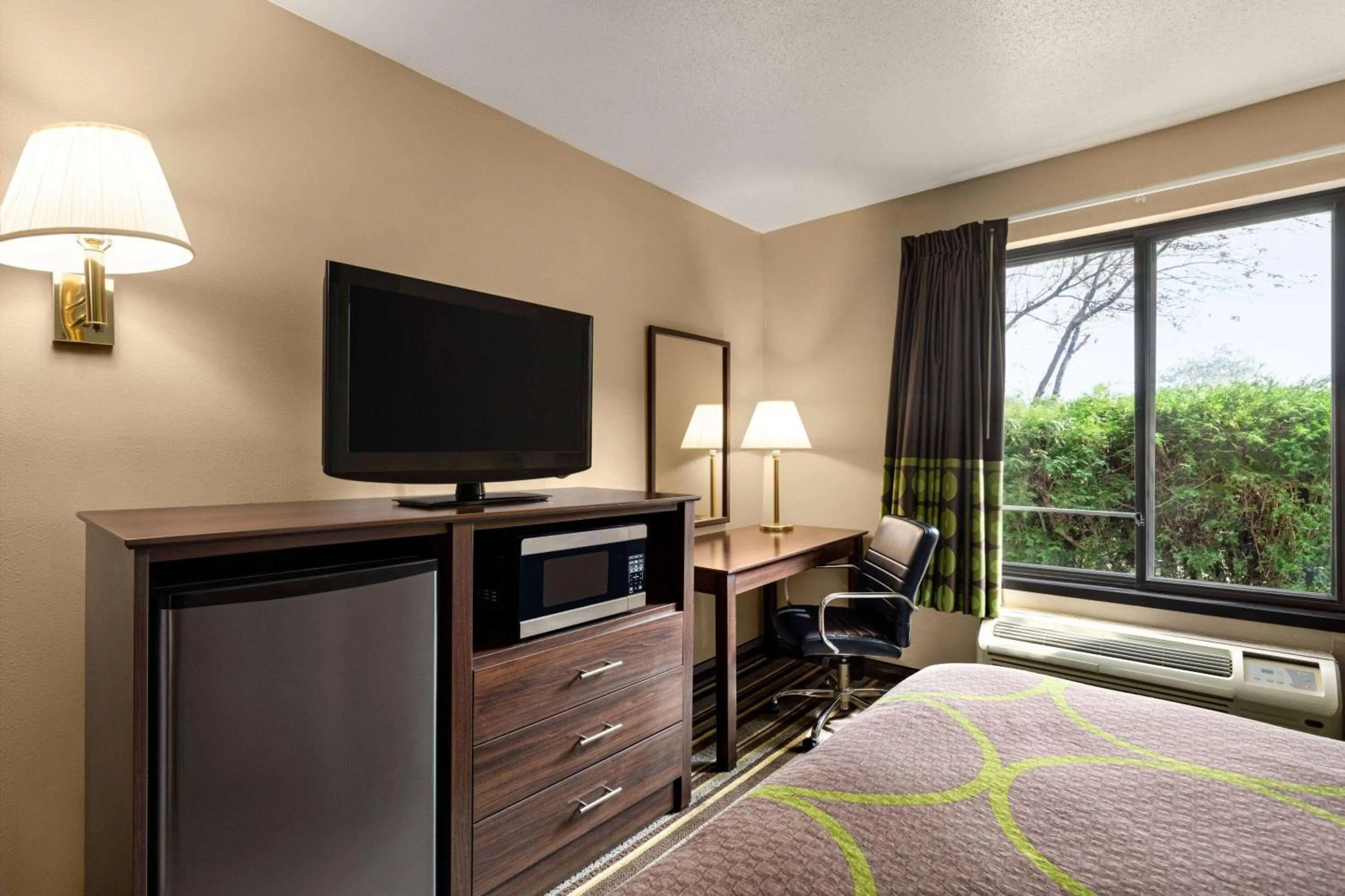 Photo of the whole room, Bed in Super 8 by Wyndham Germantown/Milwaukee