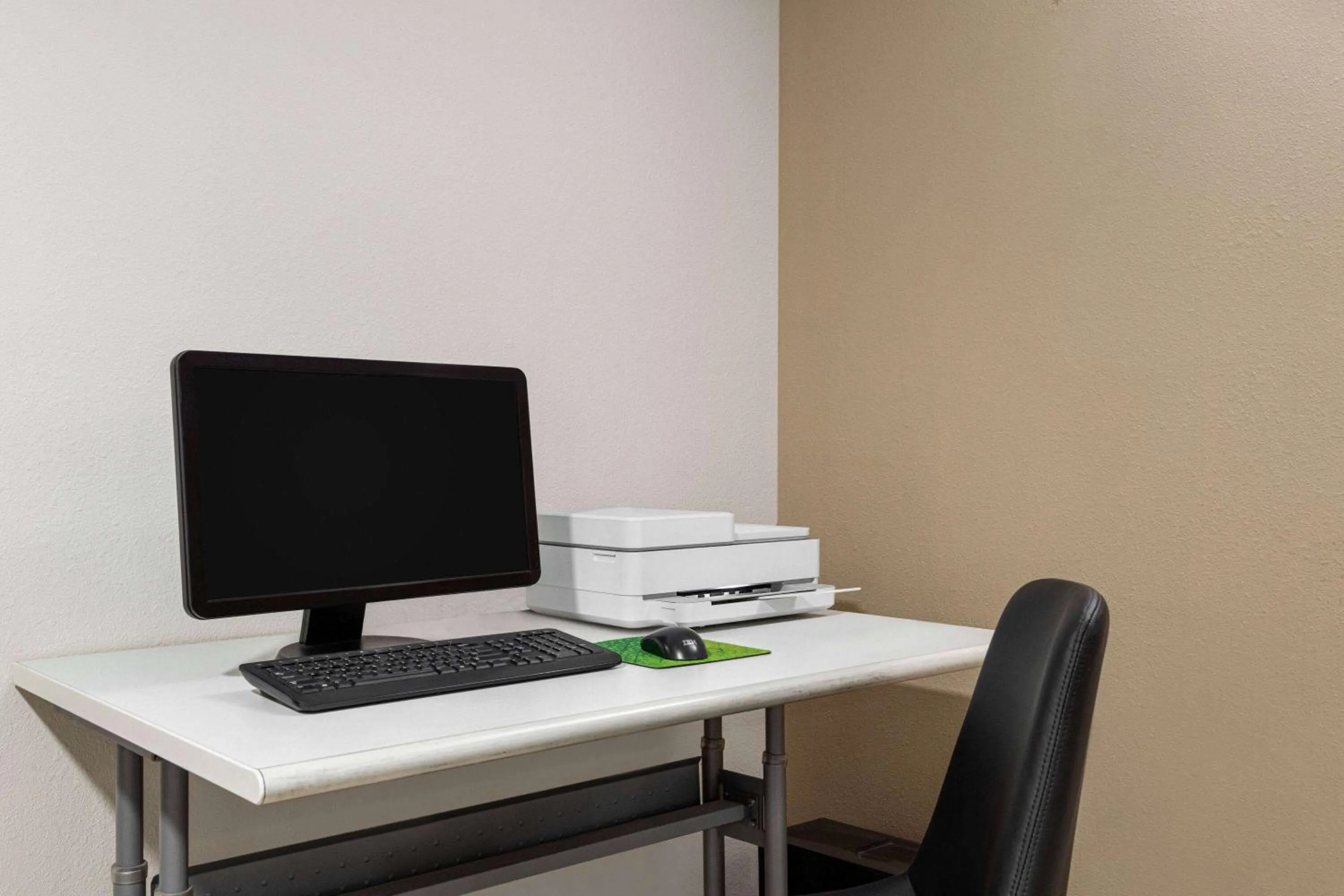 Business facilities in Super 8 by Wyndham Germantown/Milwaukee