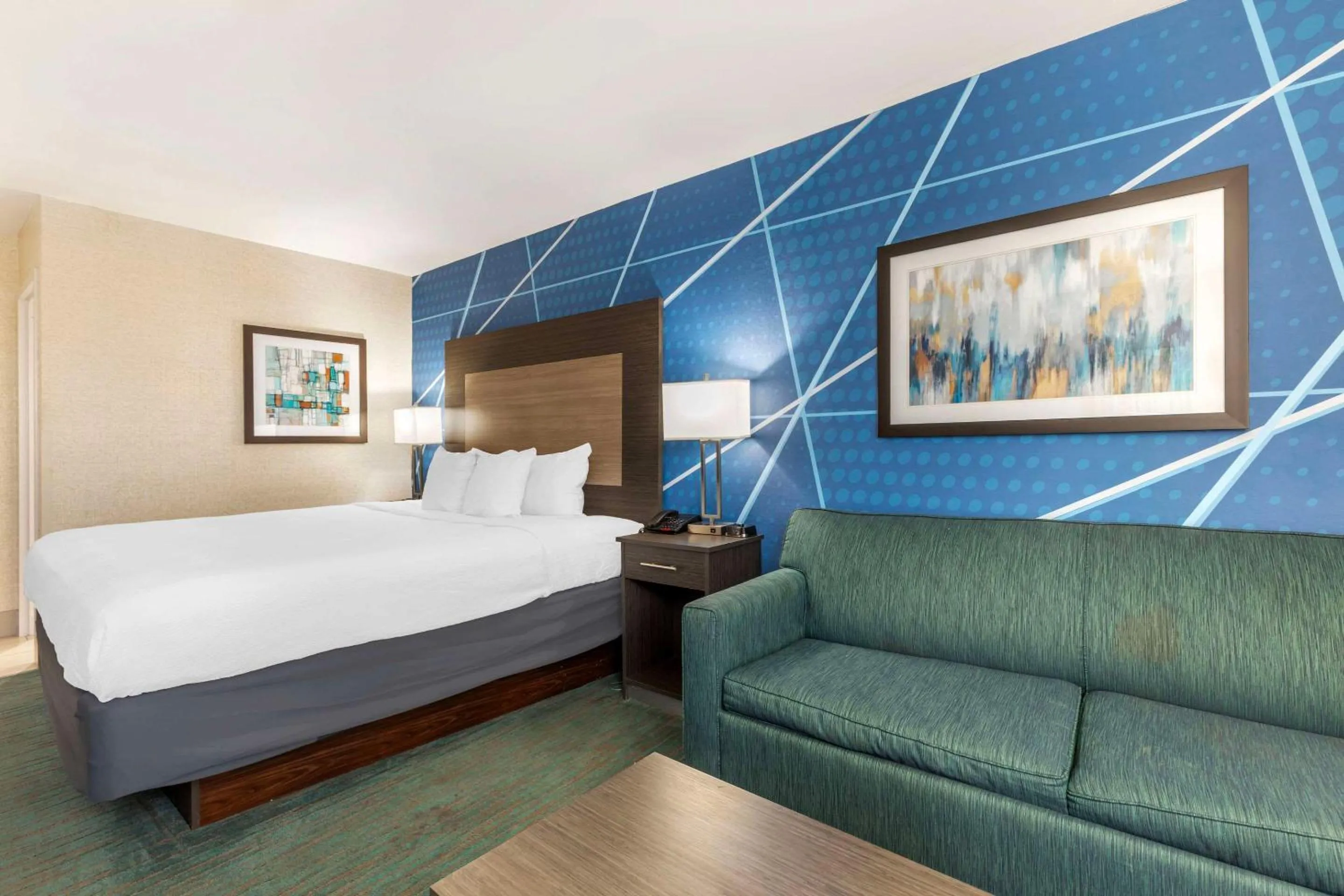 Bedroom, Bed in Comfort Inn Dallas North Love Field Airport