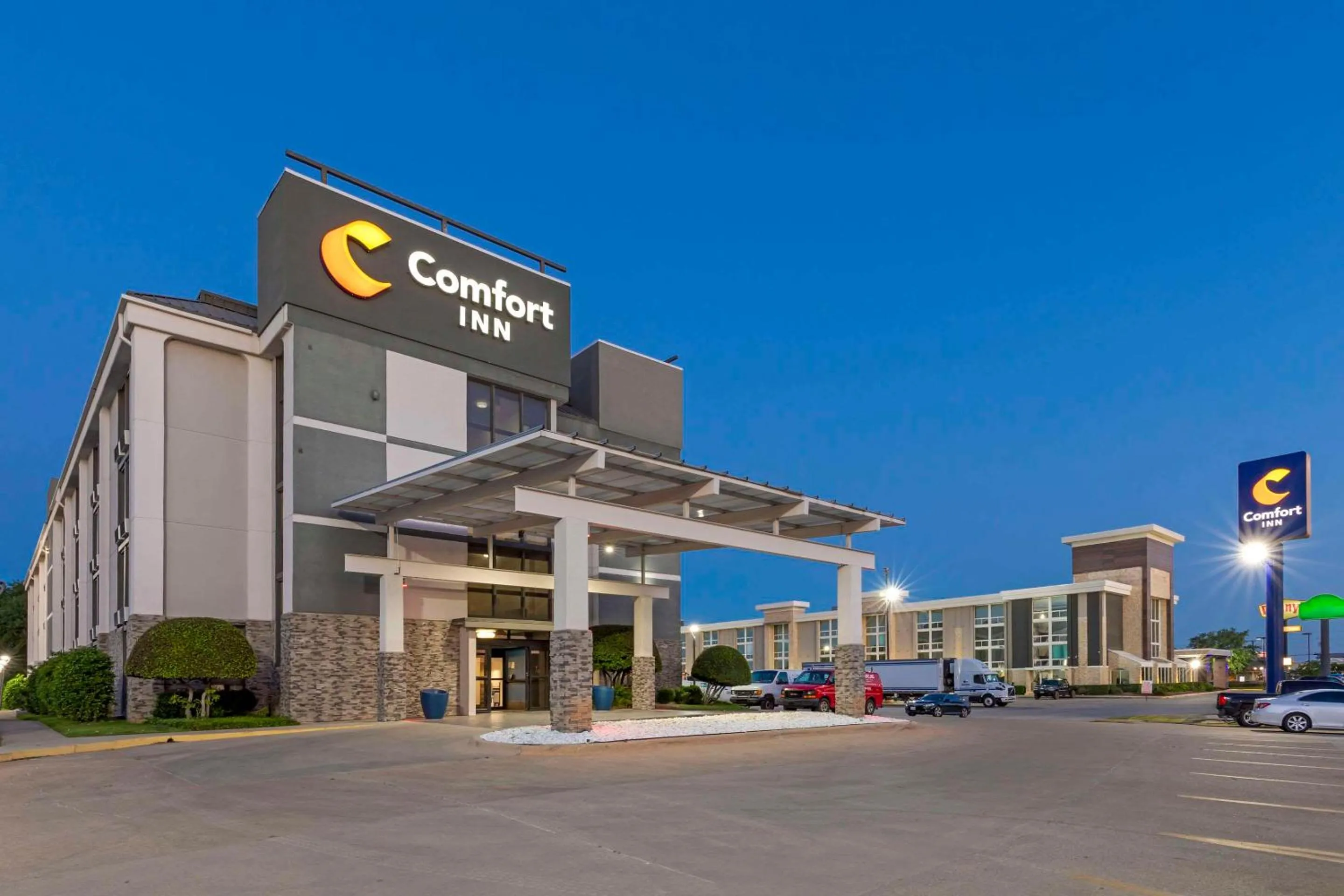 Property building in Comfort Inn Dallas North Love Field Airport