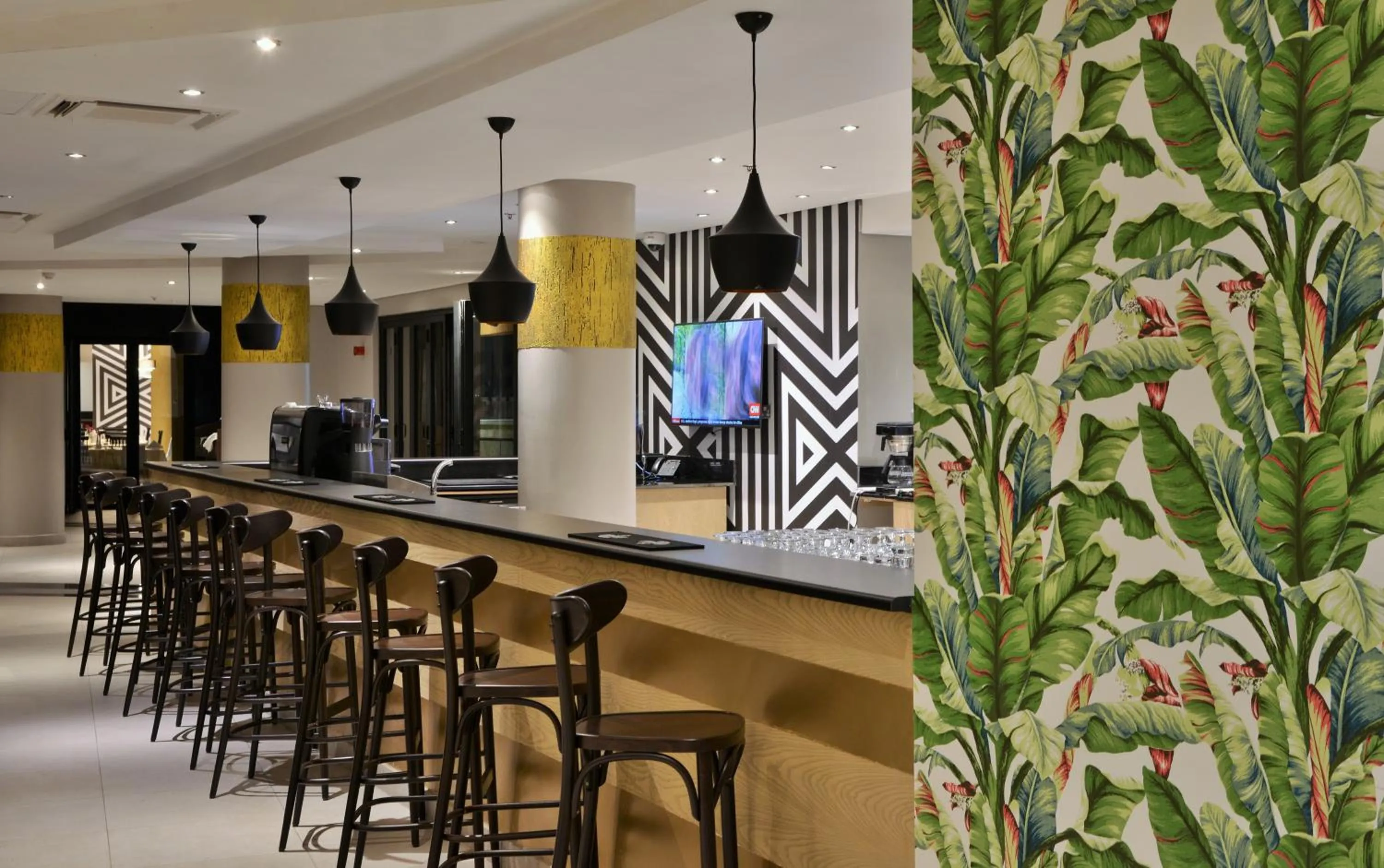 Lounge or bar in EPIC Hotel & Suites