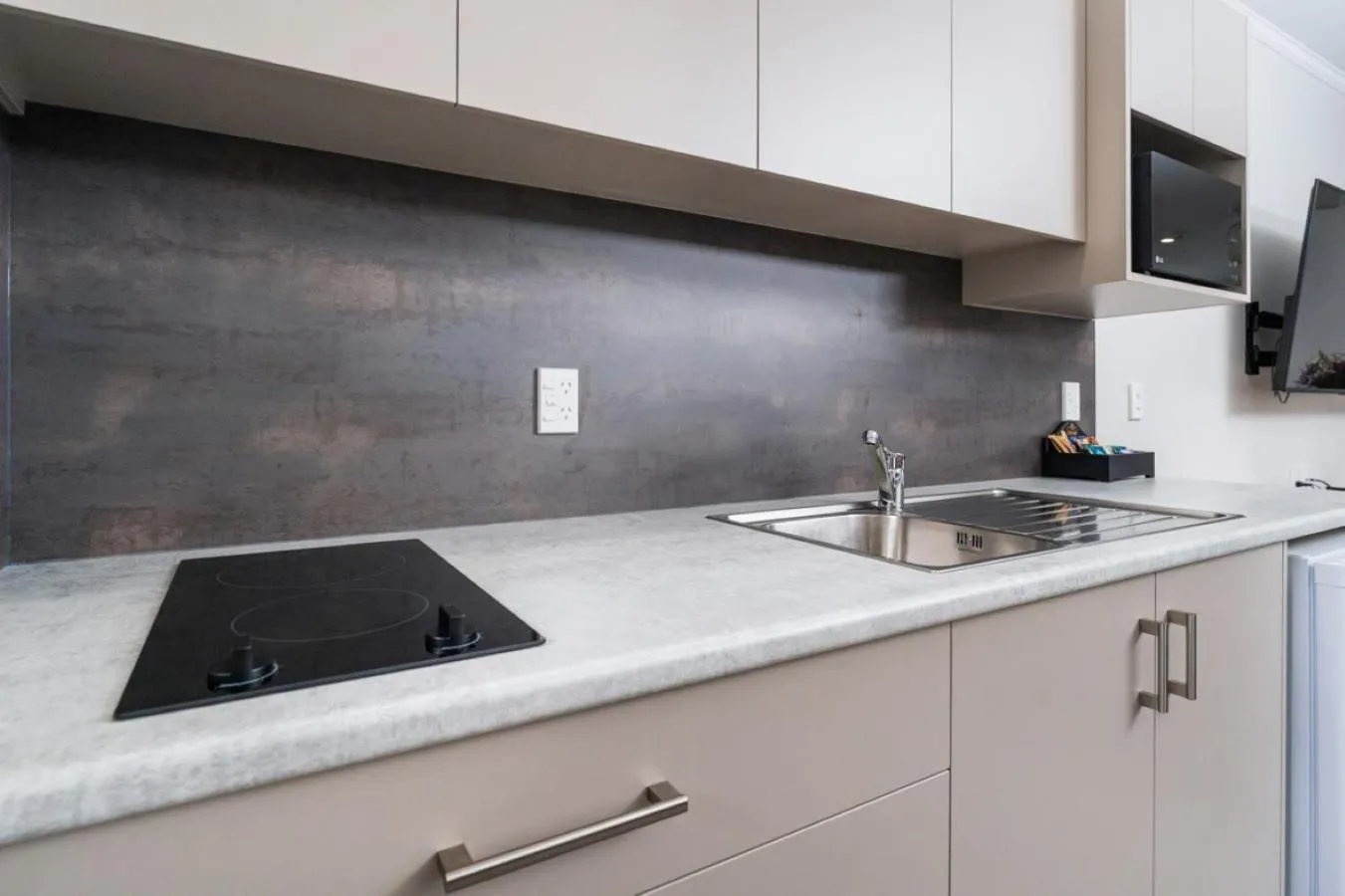 Kitchen or kitchenette in Aubyn Court Spa Motel