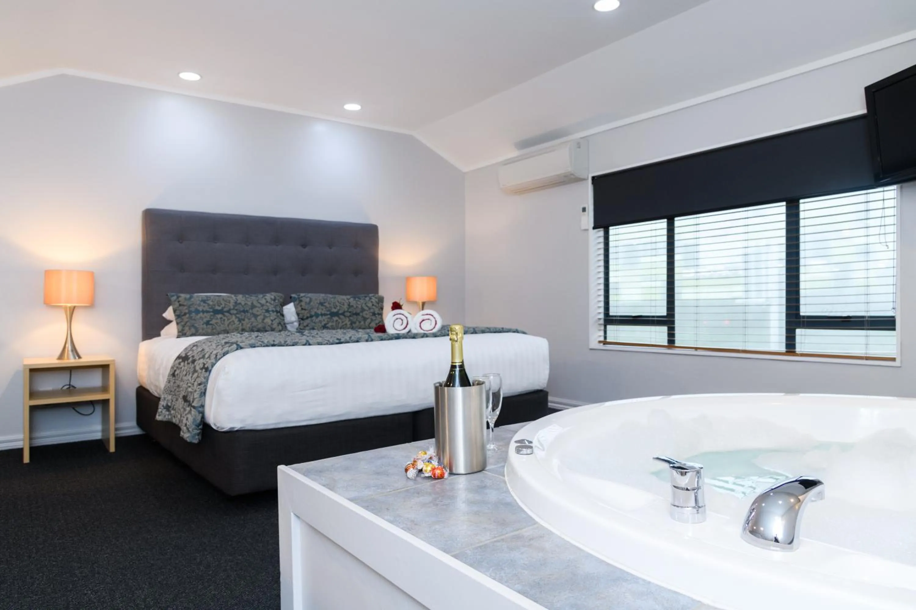 Photo of the whole room, Bed in Aubyn Court Spa Motel