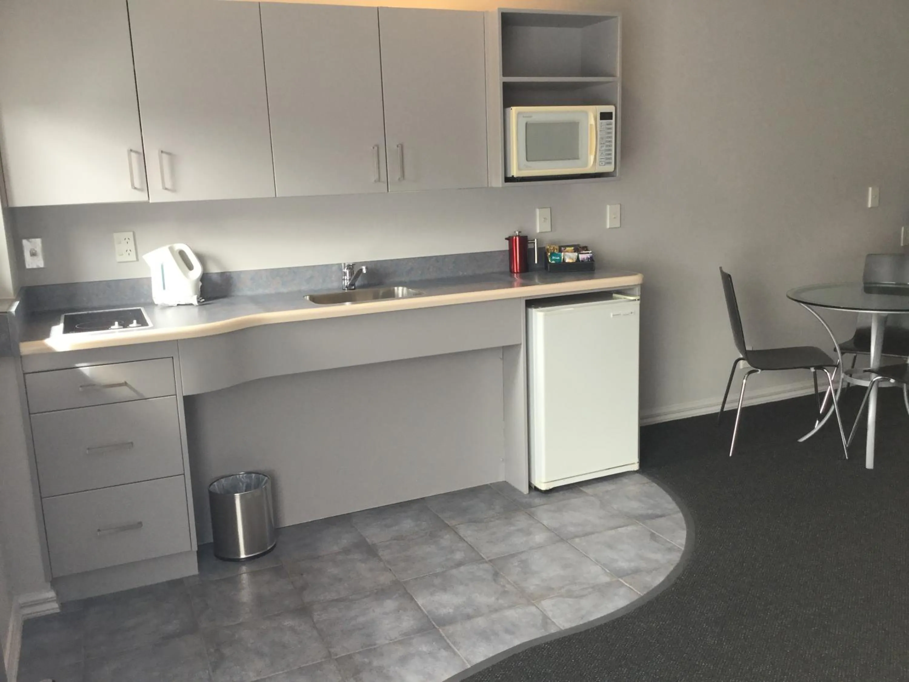 Kitchen or kitchenette in Aubyn Court Spa Motel