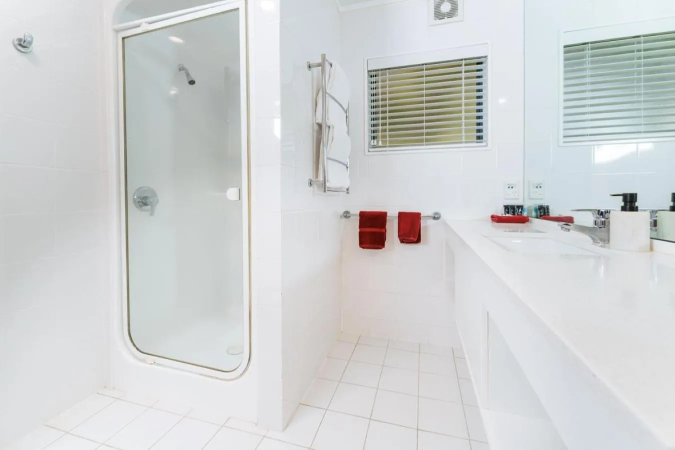 Shower in Aubyn Court Spa Motel