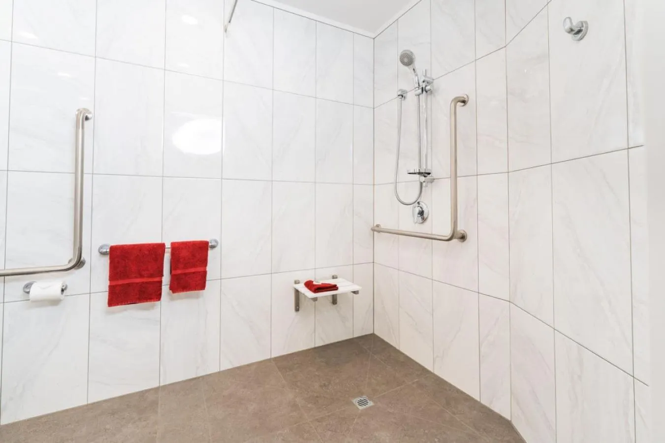 Shower in Aubyn Court Spa Motel