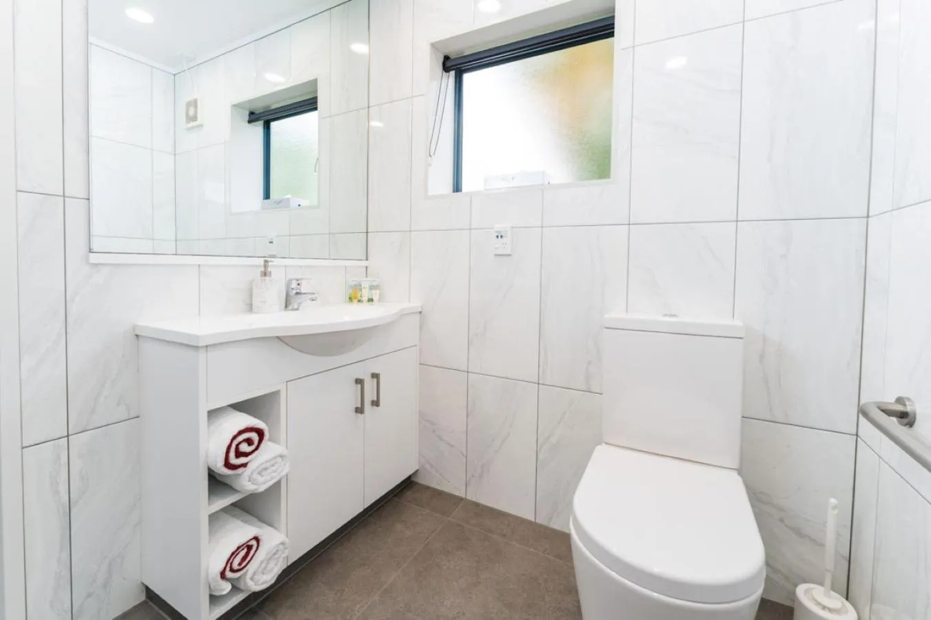 Toilet in Aubyn Court Spa Motel