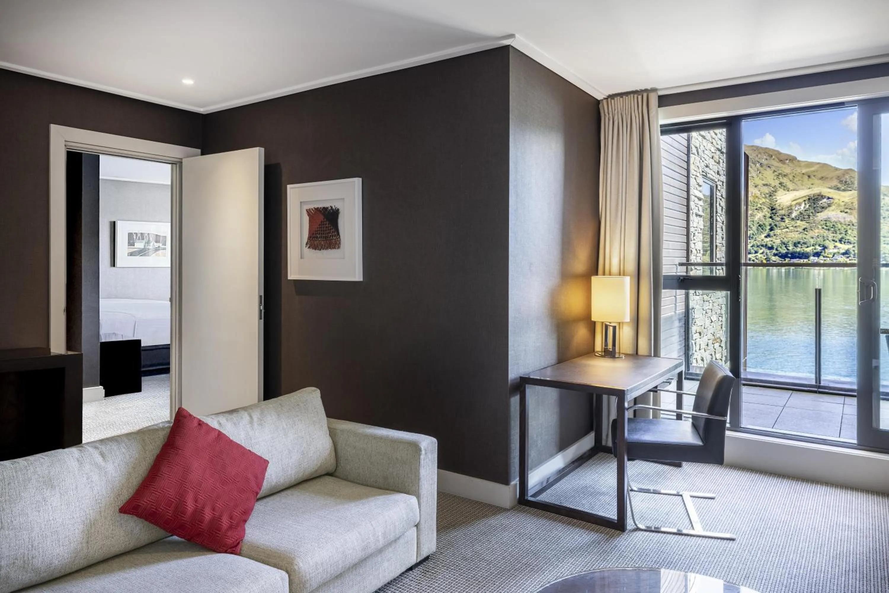 Living room in Hilton Queenstown Resort & Spa