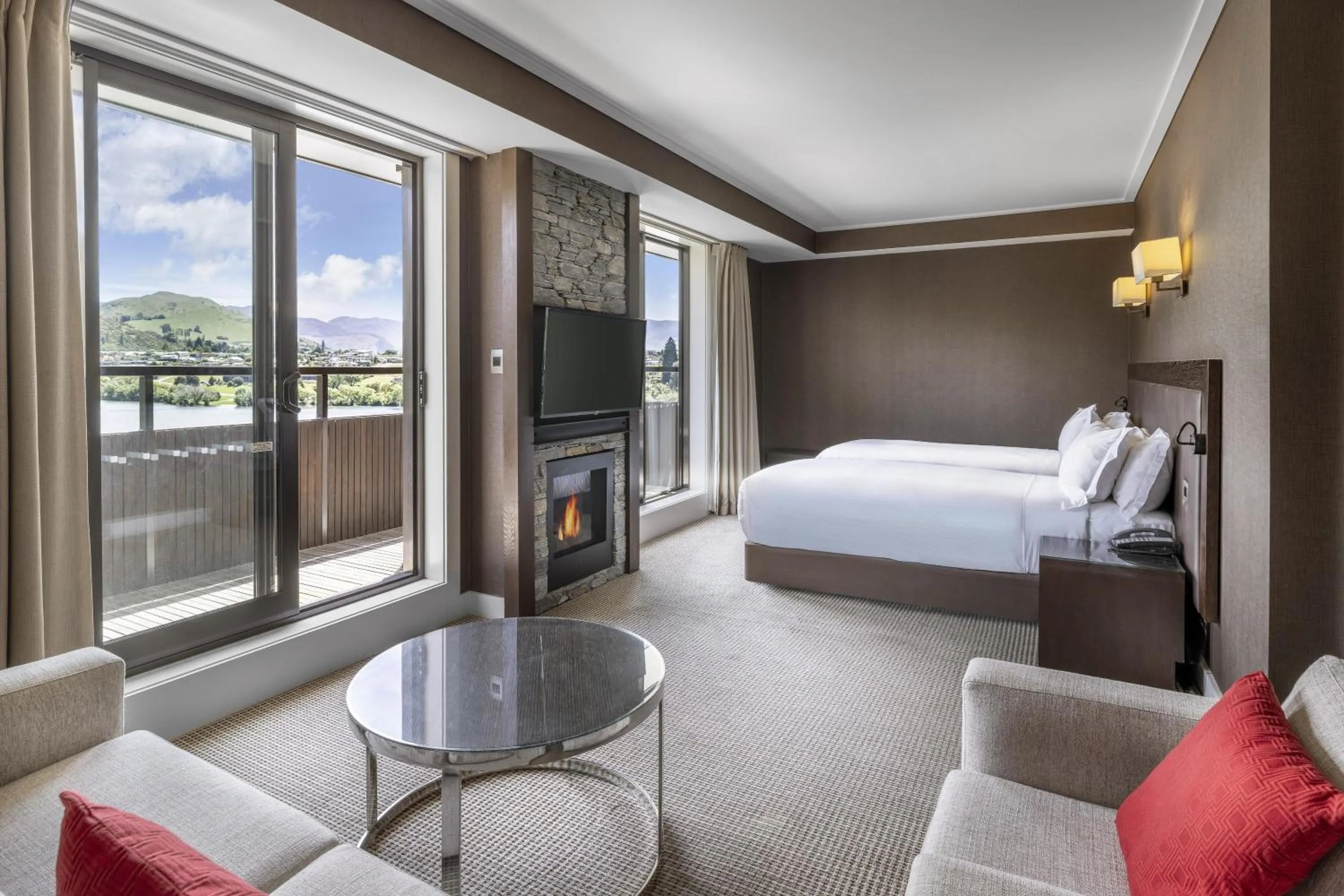 Living room, Bed in Hilton Queenstown Resort & Spa