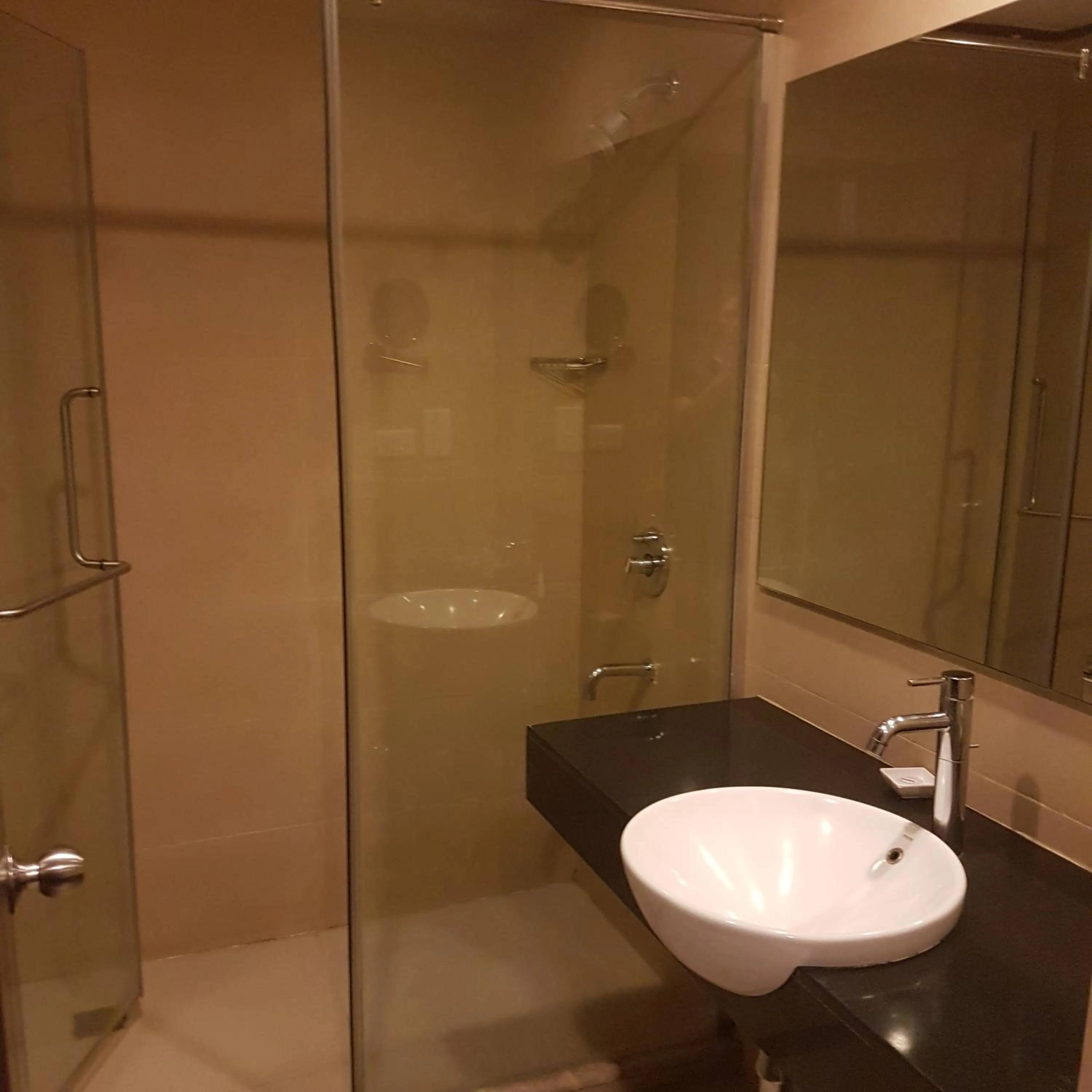 Shower in Grand Gardenia