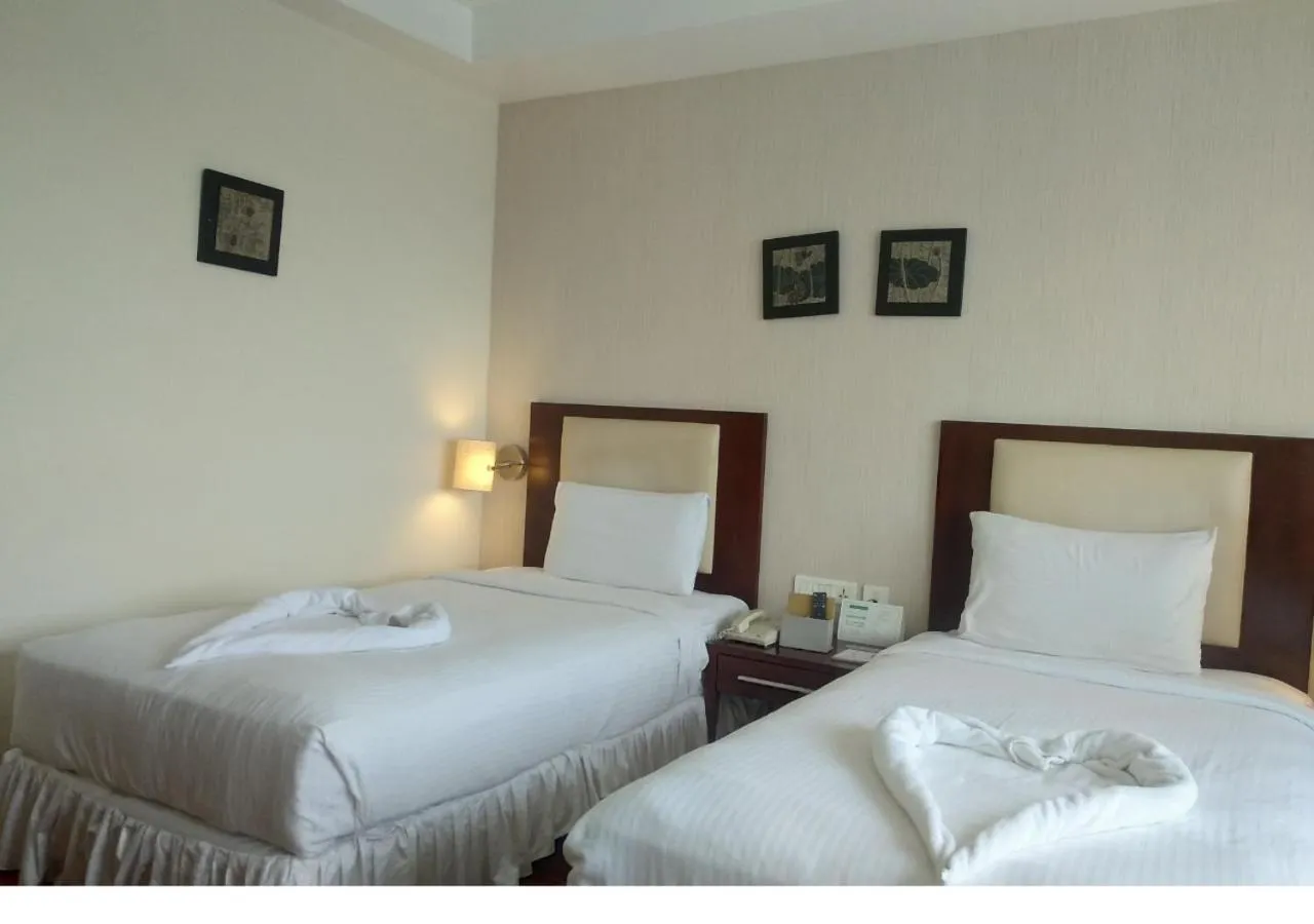 Bedroom, Bed in Grand Gardenia