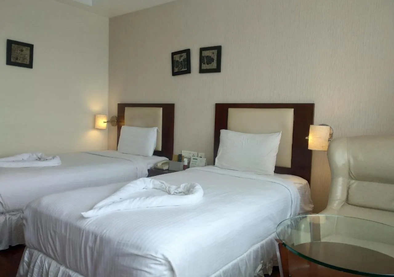 Bedroom, Bed in Grand Gardenia