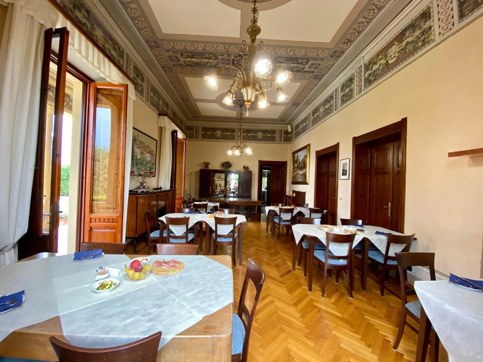 Restaurant/places to eat in Villa Moorings