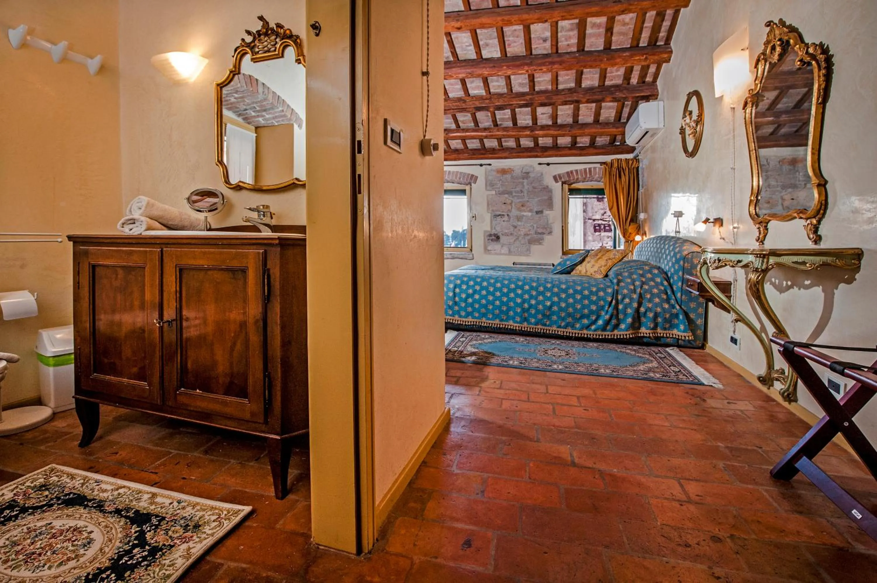 Photo of the whole room, Bed in Residence PORTA ANTICA Centro Storico