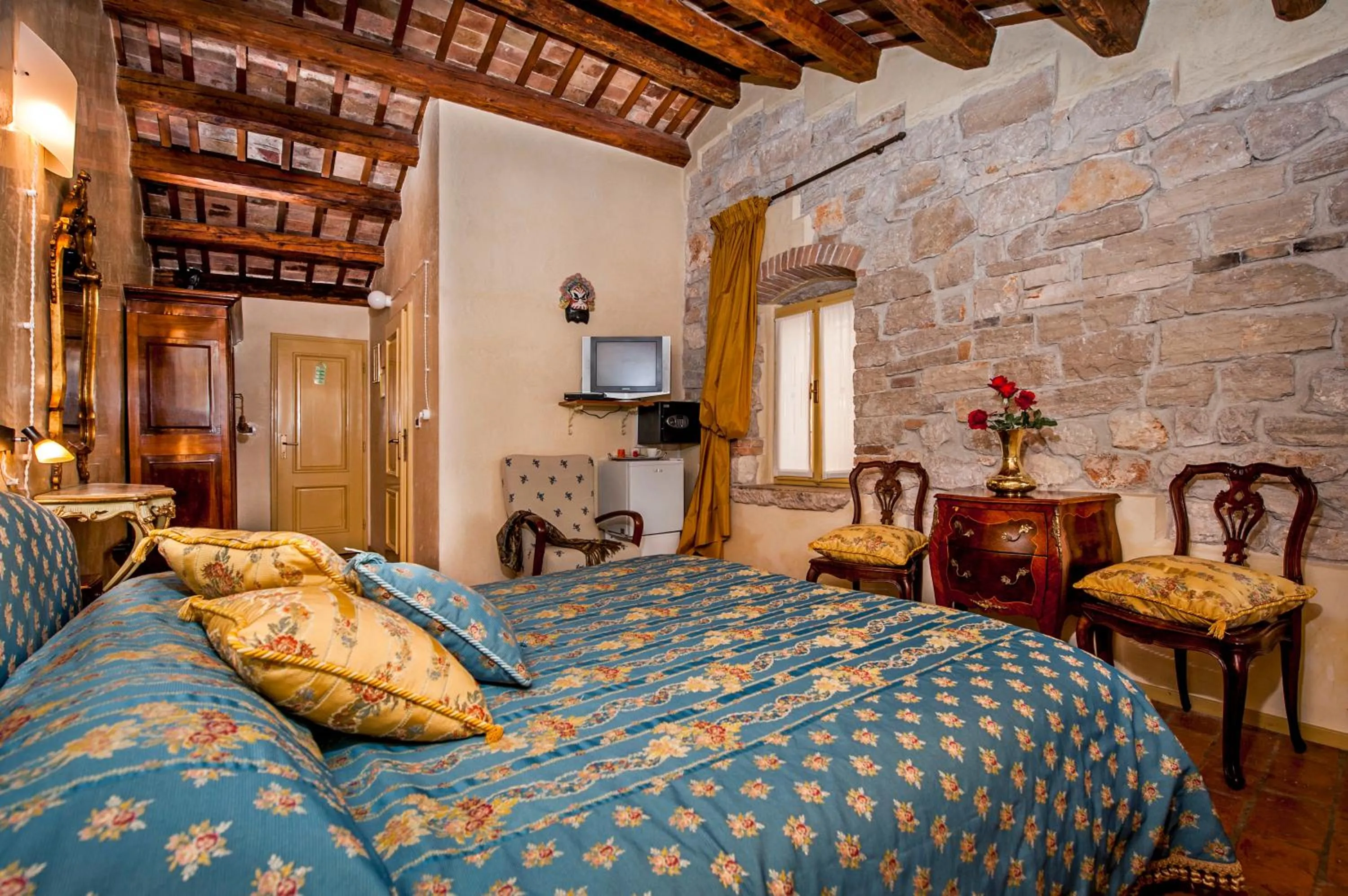 Decorative detail, Bed in Residence PORTA ANTICA Centro Storico