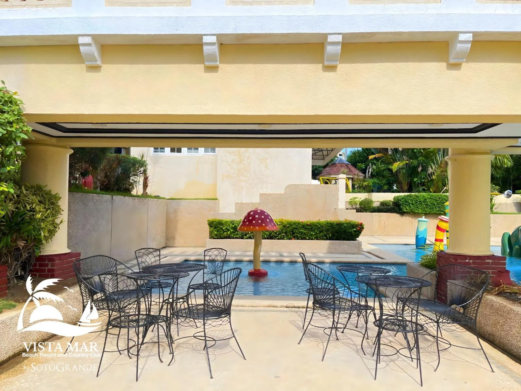 Swimming pool in Vista Mar Beach Resort & Country Club