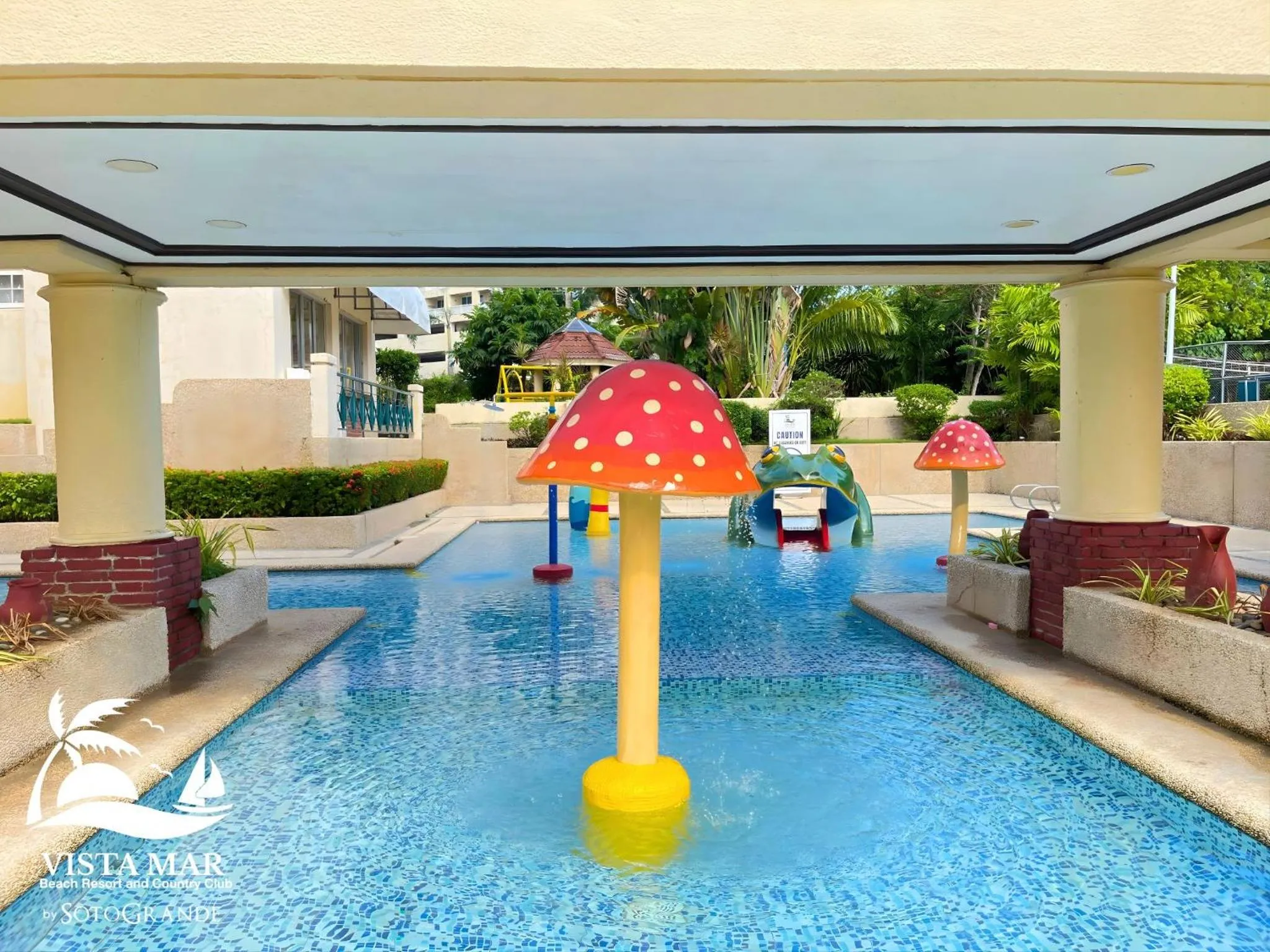 Swimming pool in Vista Mar Beach Resort & Country Club