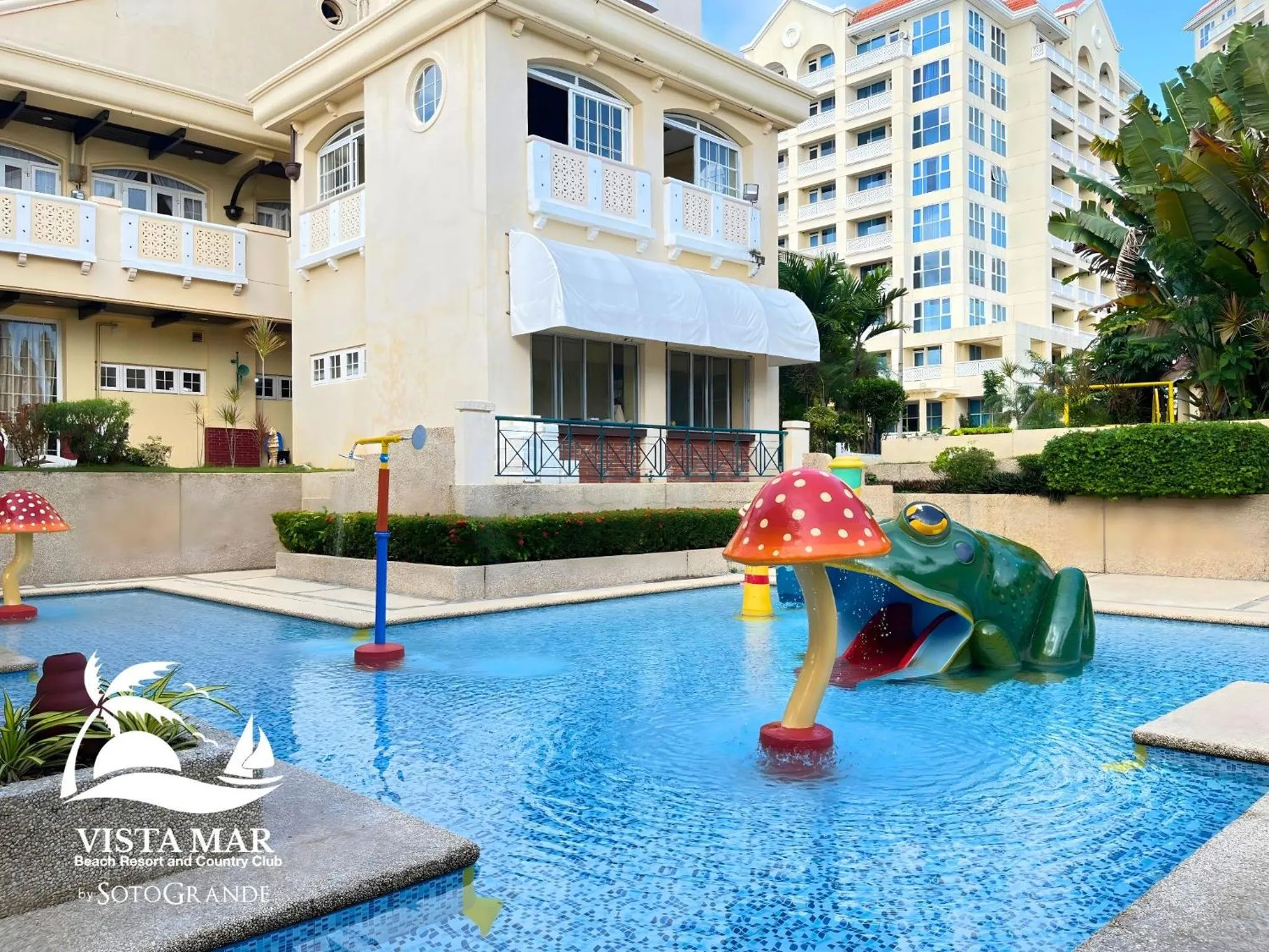 Swimming pool in Vista Mar Beach Resort & Country Club