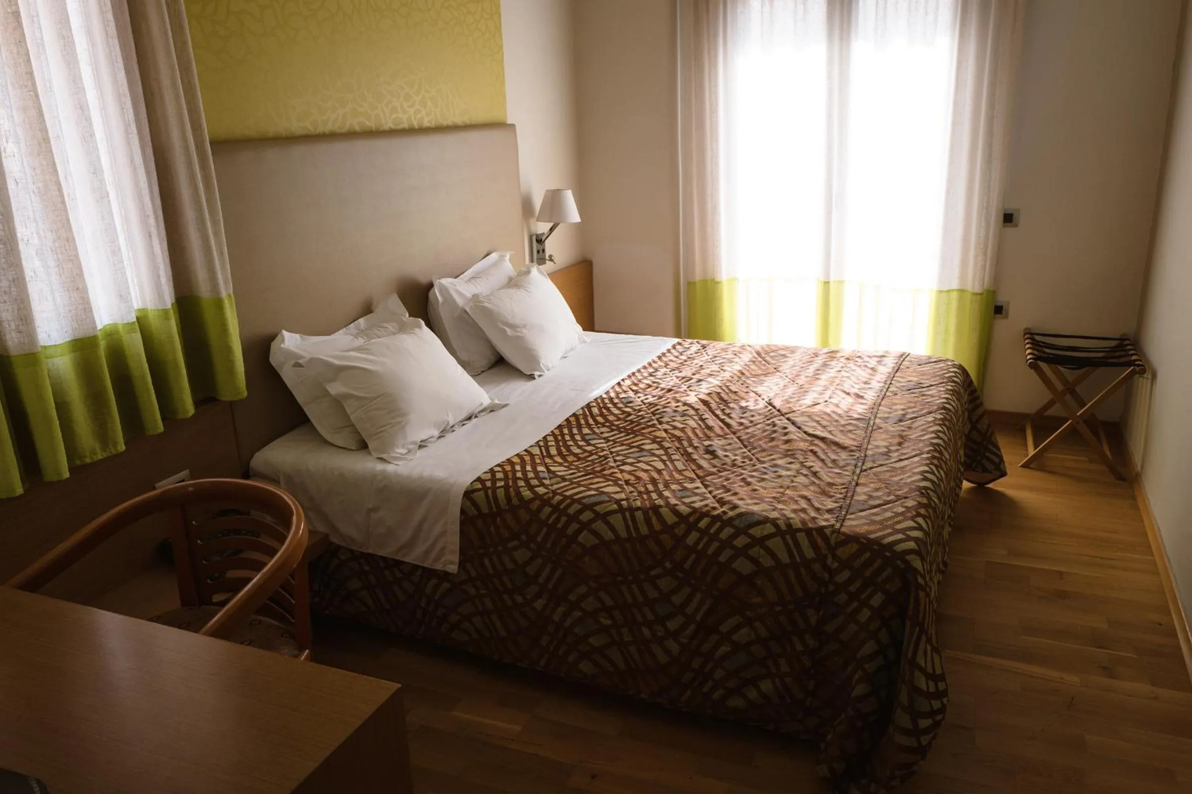 Photo of the whole room, Bed in Victoria Hotel