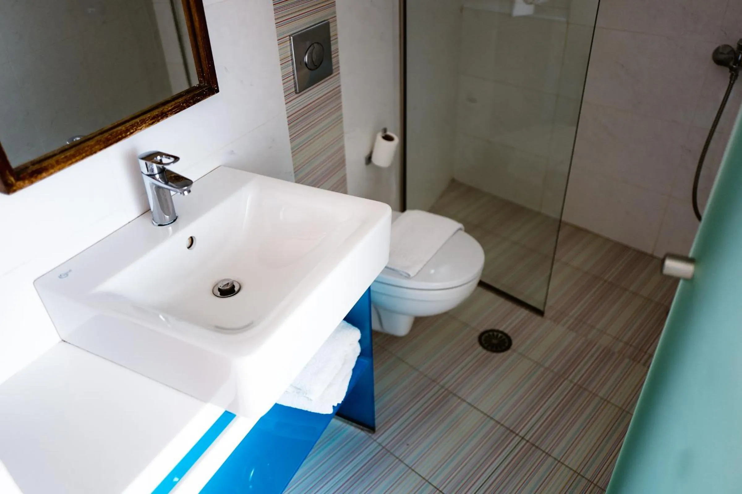 Shower in Victoria Hotel