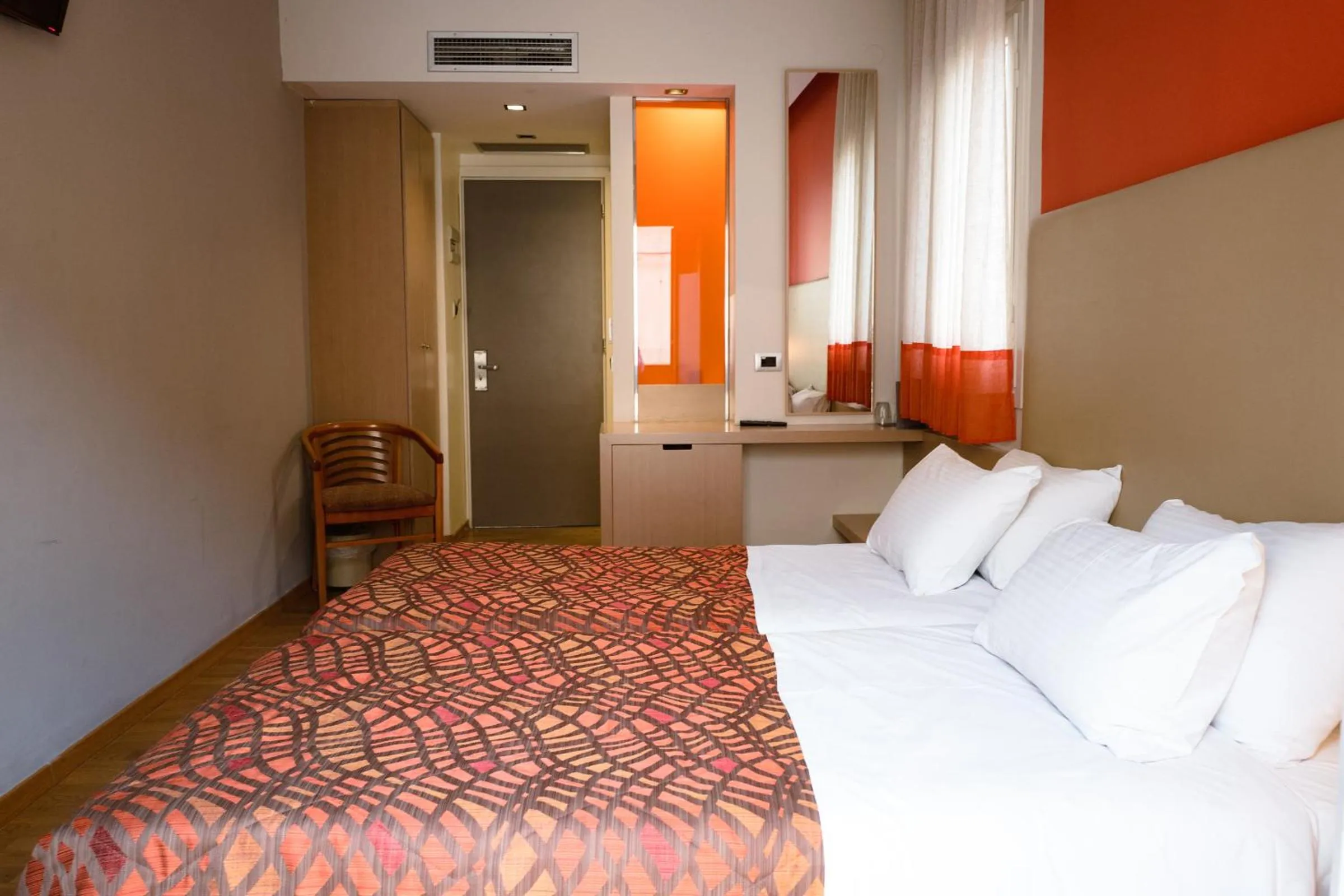 Photo of the whole room, Bed in Victoria Hotel