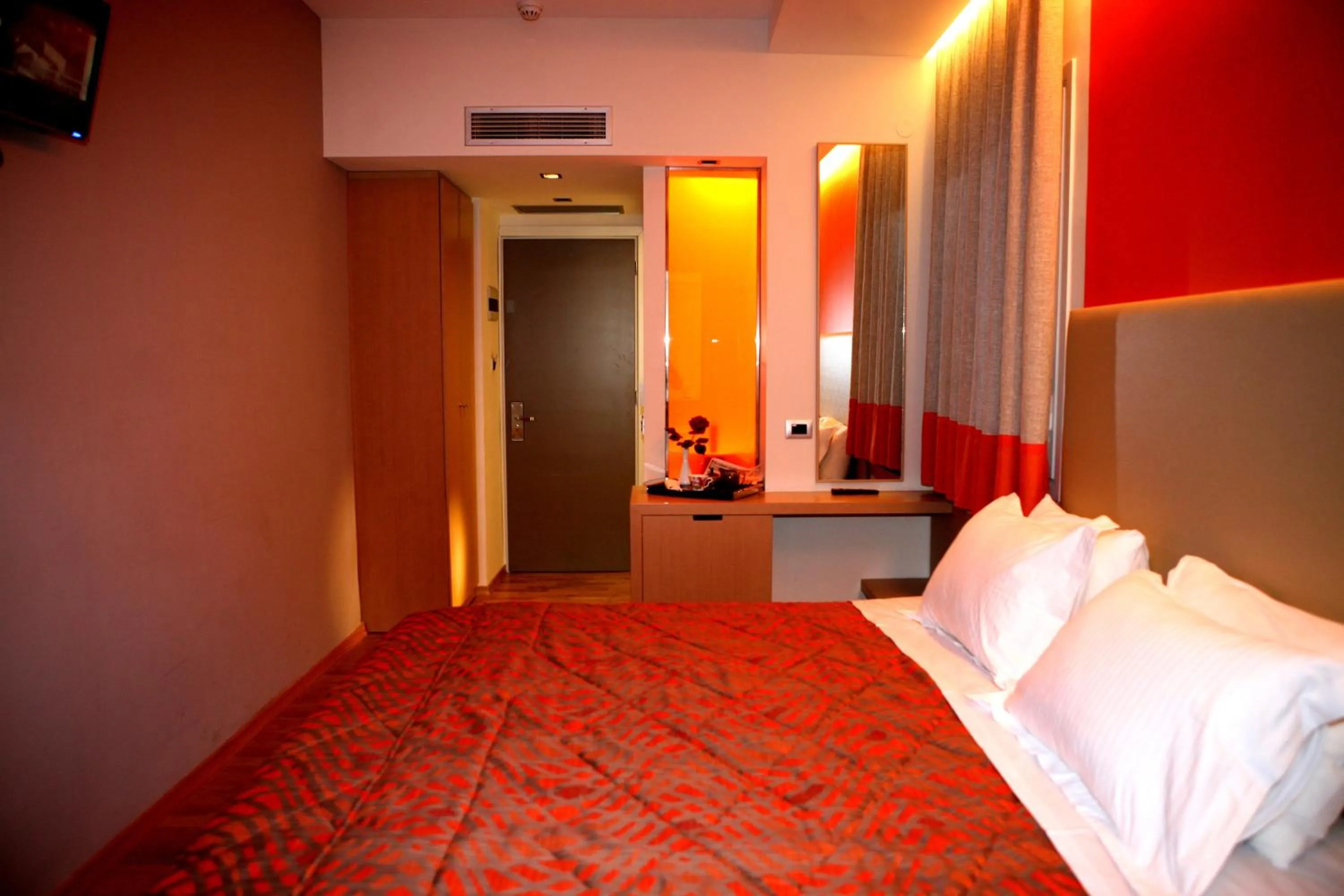 Photo of the whole room, Bed in Victoria Hotel