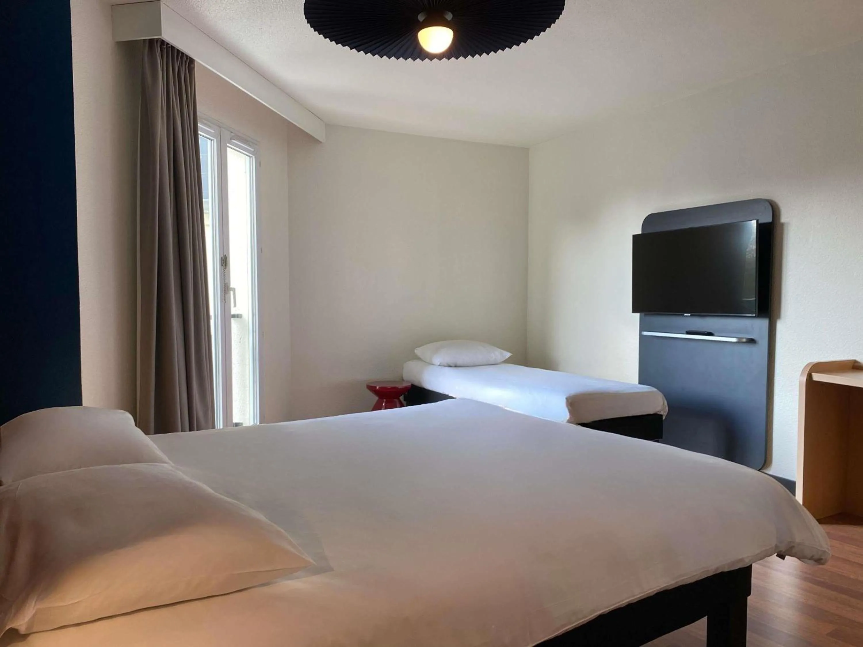 Bedroom, Bed in ibis Valenciennes