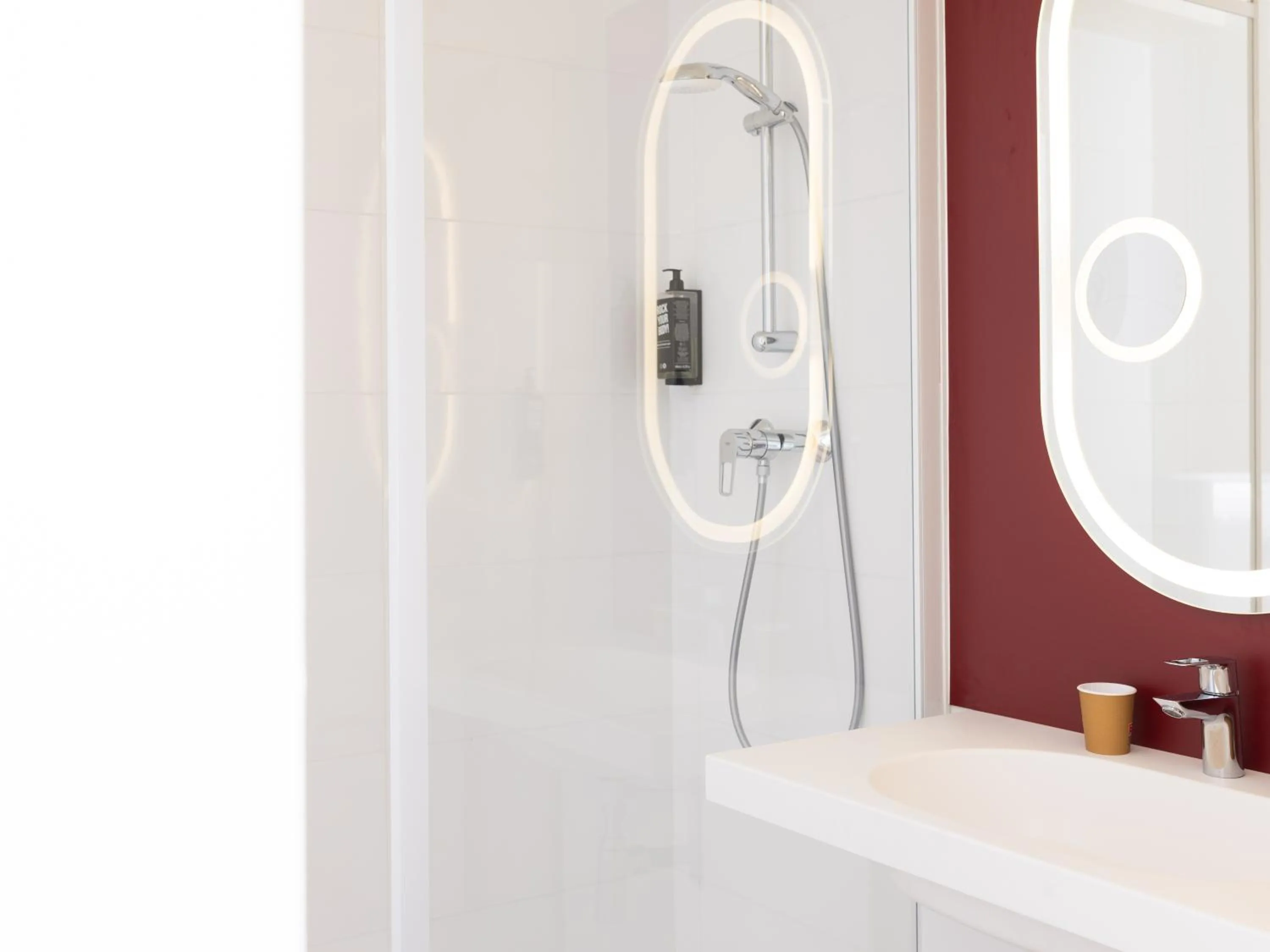 Bathroom in ibis Valenciennes