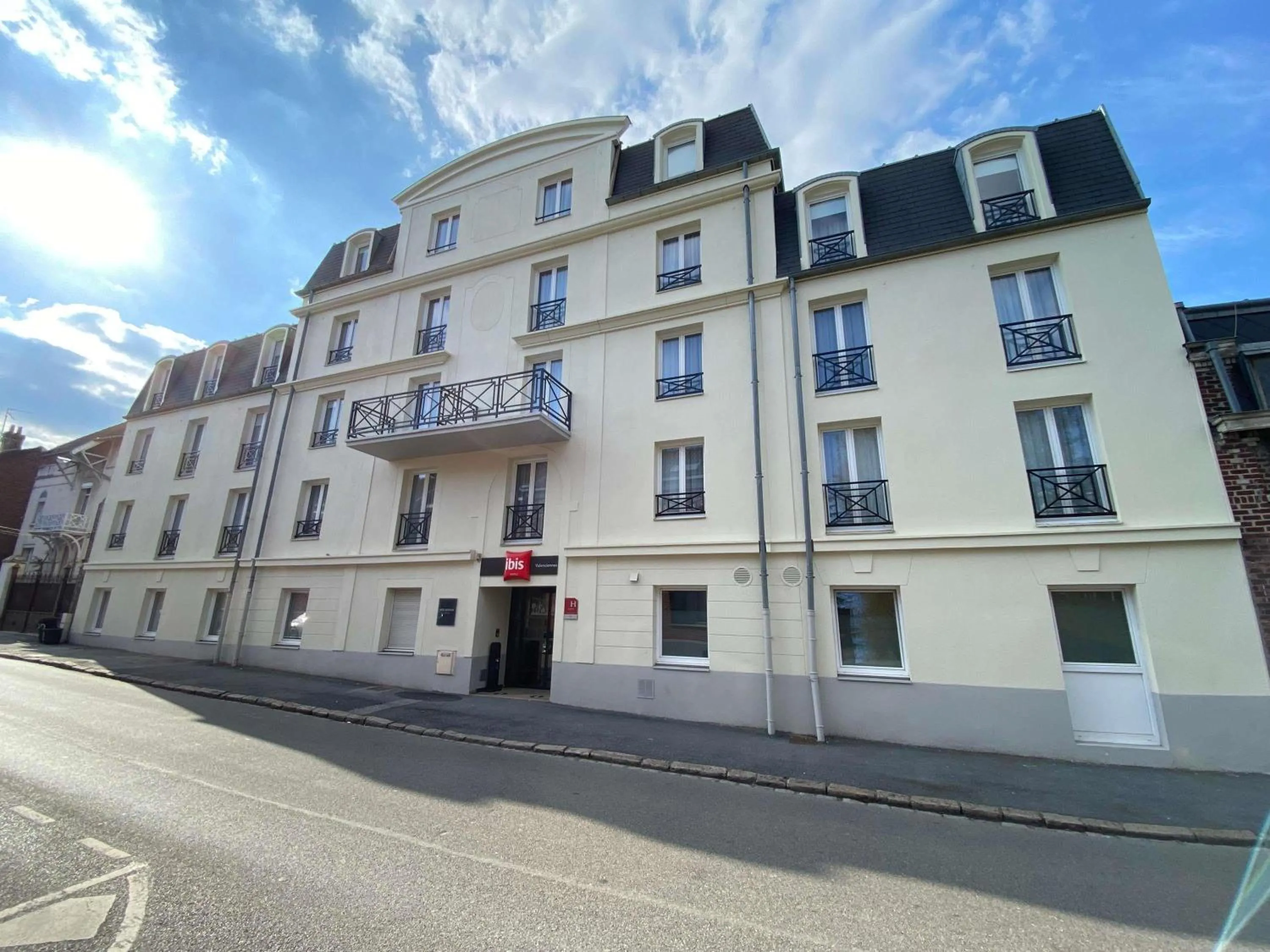 Property building in ibis Valenciennes