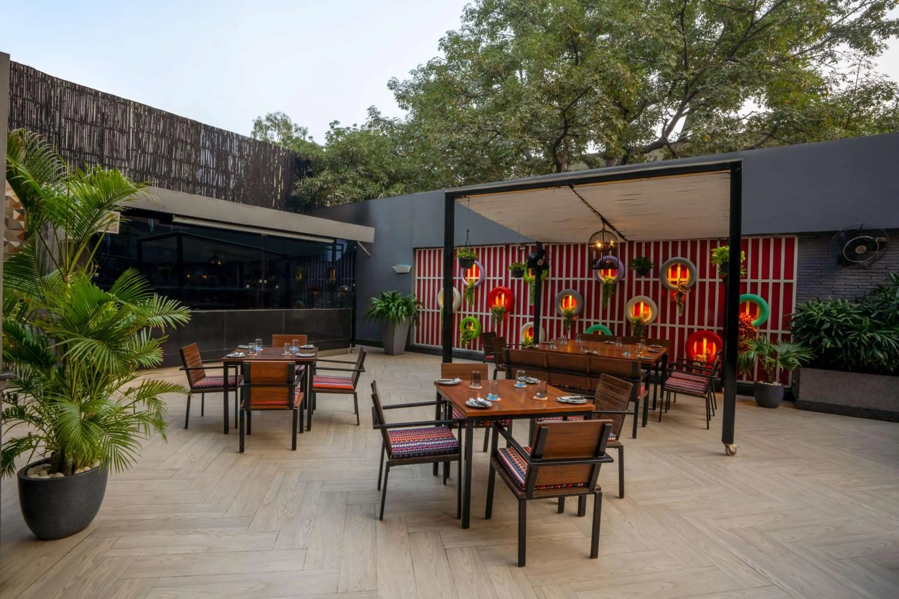 Restaurant/places to eat in Park Inn by Radisson,South Delhi