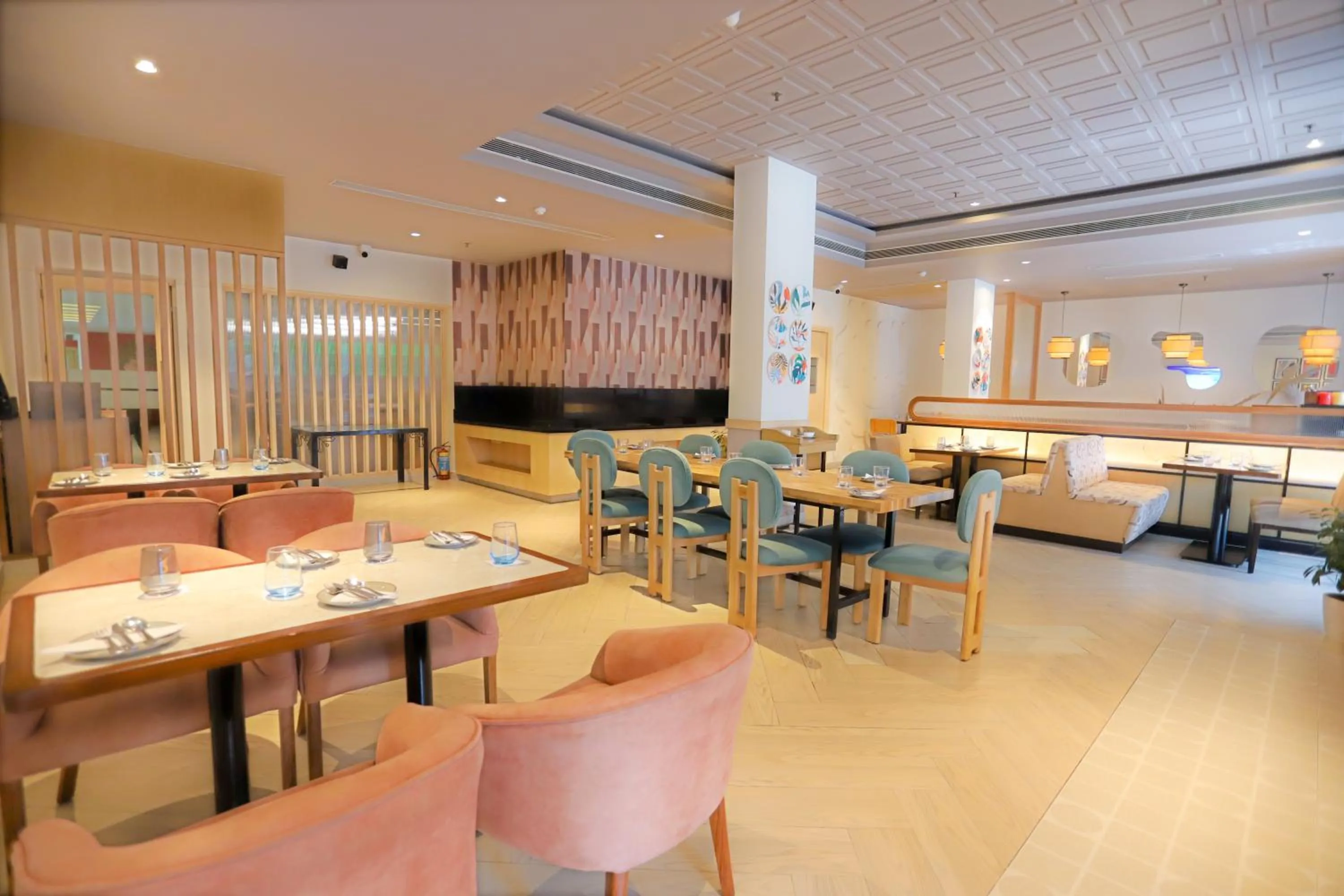 Restaurant/places to eat in Park Inn by Radisson,South Delhi