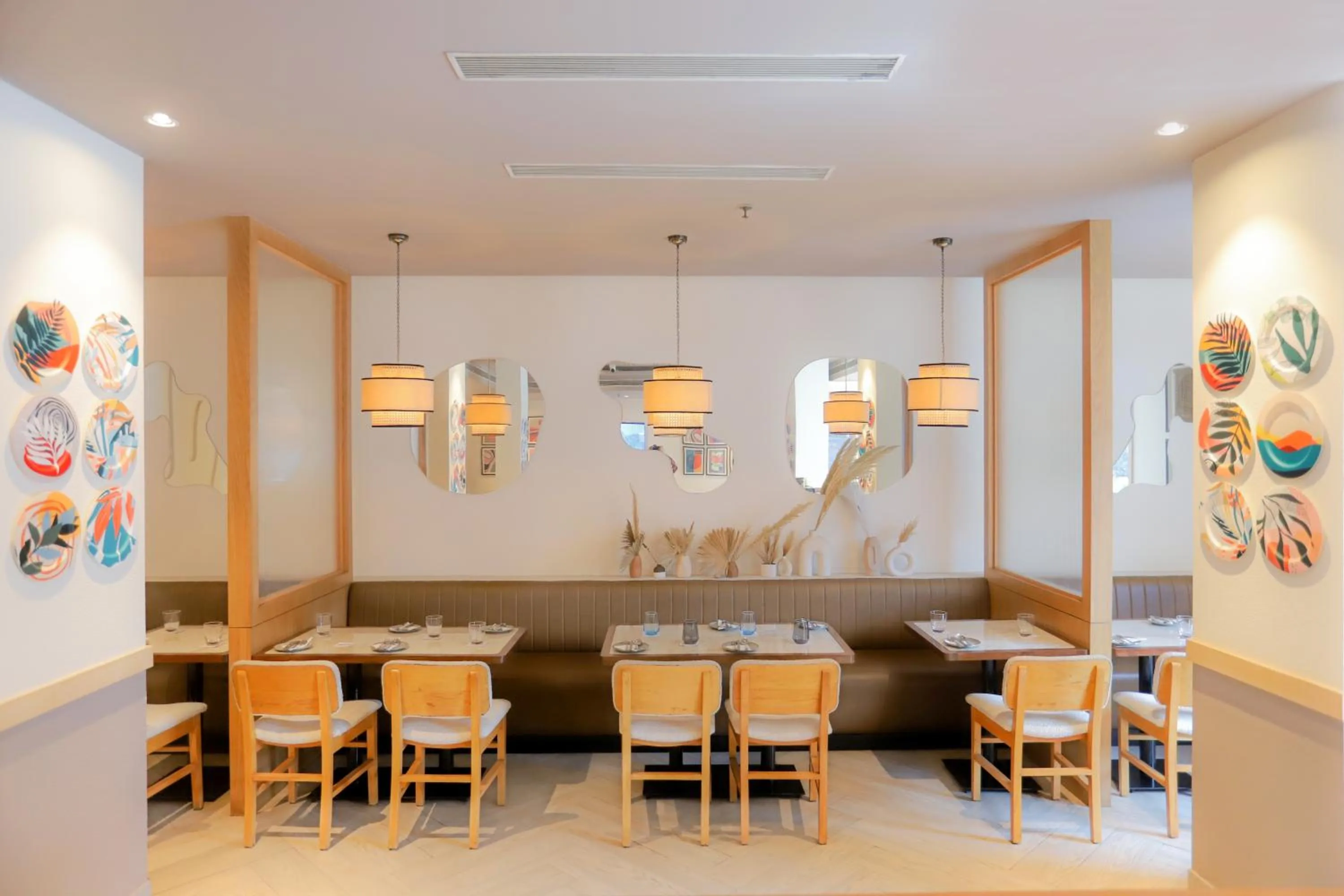 Restaurant/places to eat in Park Inn by Radisson,South Delhi